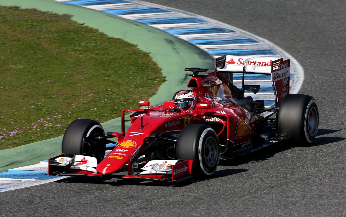Kimi Räikkönen Ferrariga kihutamas.