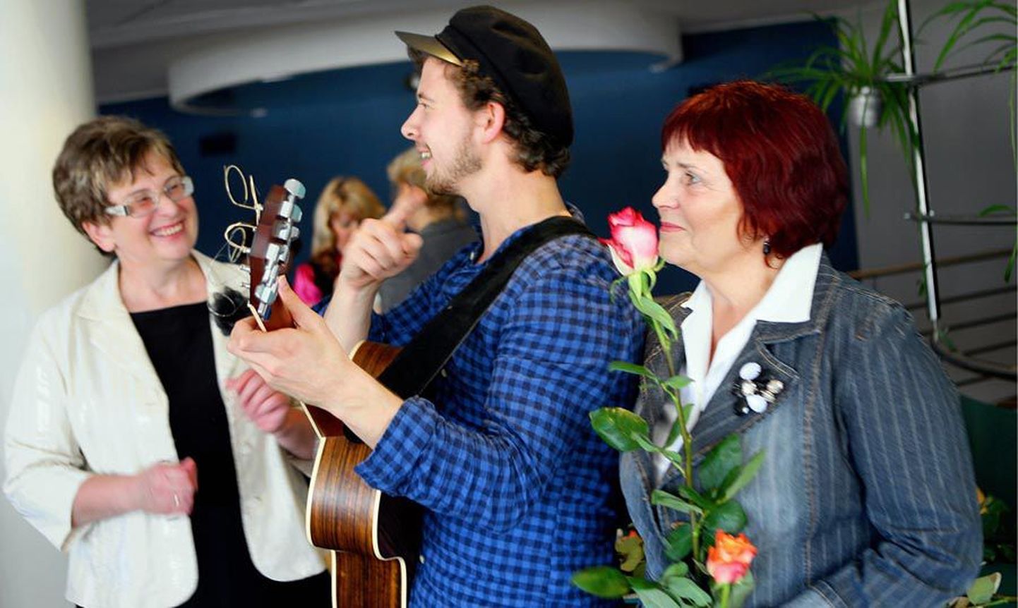 Viljandimaa aasta õpetajate tunnustusüritusel Centrumi restoranis lõbustas päevakangelasi muusik Jalmar Vabarna. Pildil naudivad tema laulu Renate Hunt (paremal) ja Riina Kangro.
