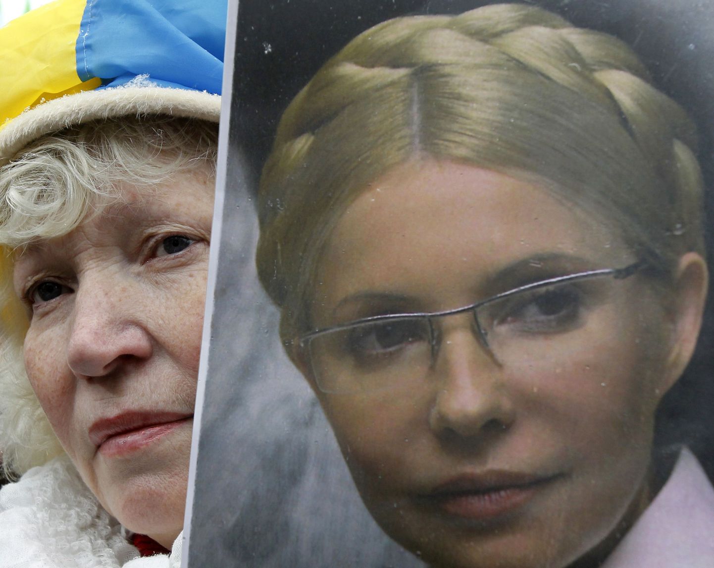 Ukraina ekspeaminister Julia Tõmošenko toetaja vangistatud opositsiooniliidri plakatiga.