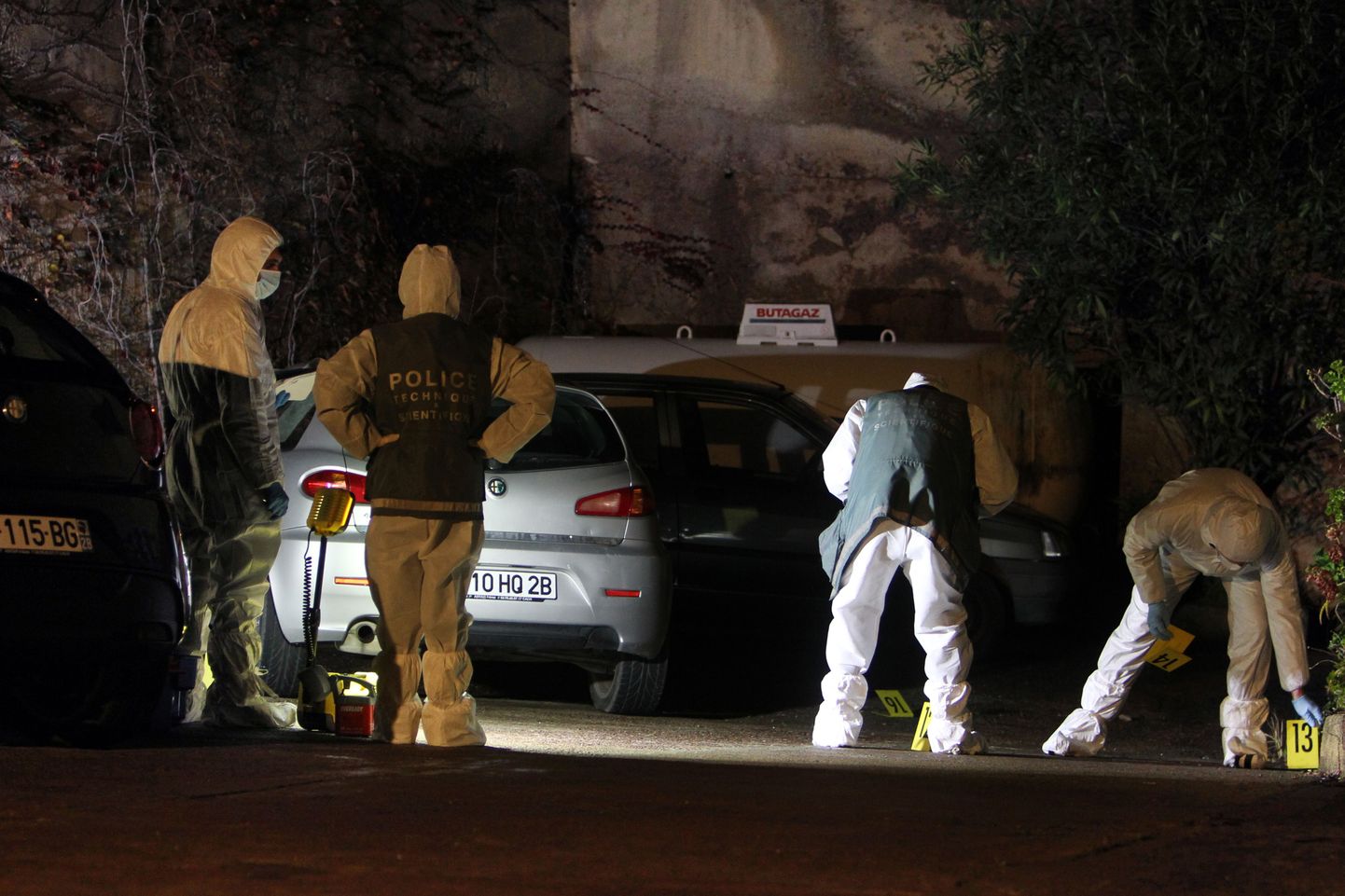 Politseinikud ja kohtumeditsiini eksperdid Korsikal Calvis kohas, kus mõrvati 29-aastane mees.