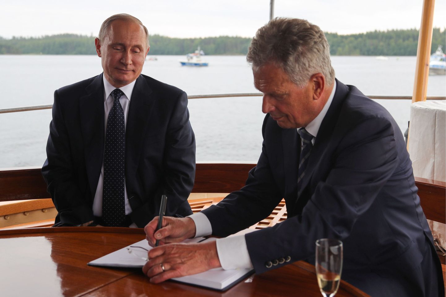 Vene president Vladimir Putin ja teda võõrustanud Soome riigipea Sauli Niinistö eile Saimaa järvestikul kruiisiauriku pardal.