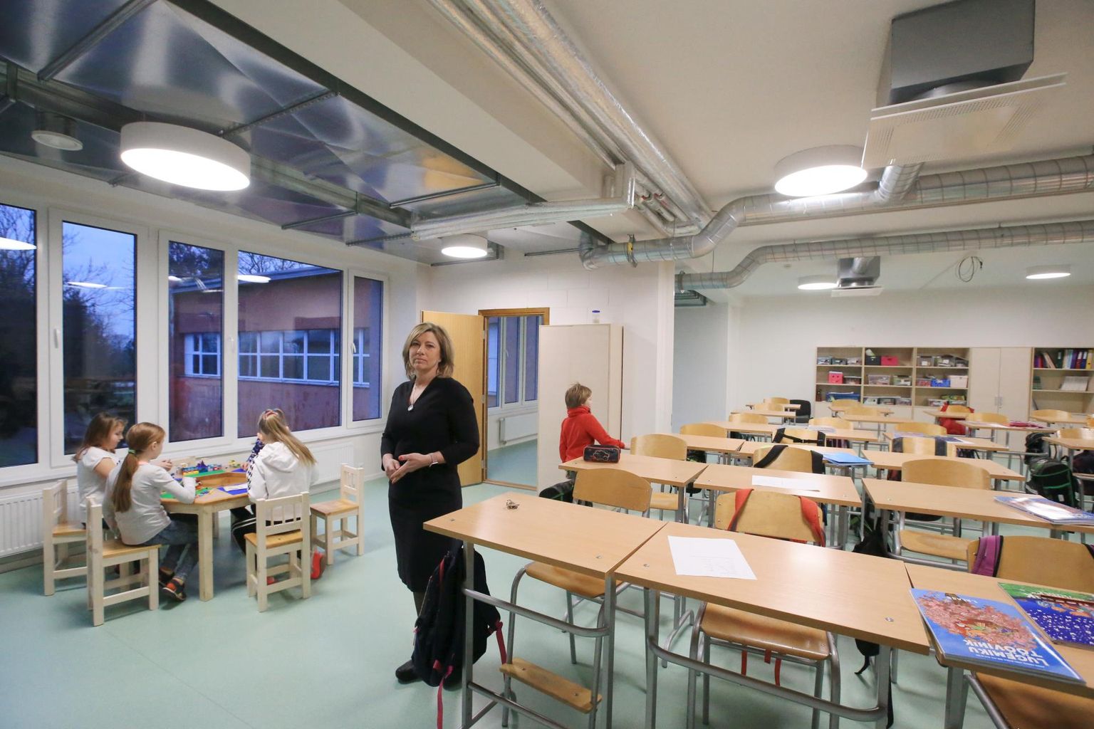 Puhja kooli direktor Päivi Märjamaa tegi eile hommikul väikese peatuse esimese klassi ruumis, mida saab liigendseina abil muuta suuremaks ja väiksemaks. Kõrged toolid aitavad õpilastel säilitada hea rühi. Ehitustööd lõppesid, aga mõned sisustuselemendid vajavad veel paigaldamist.