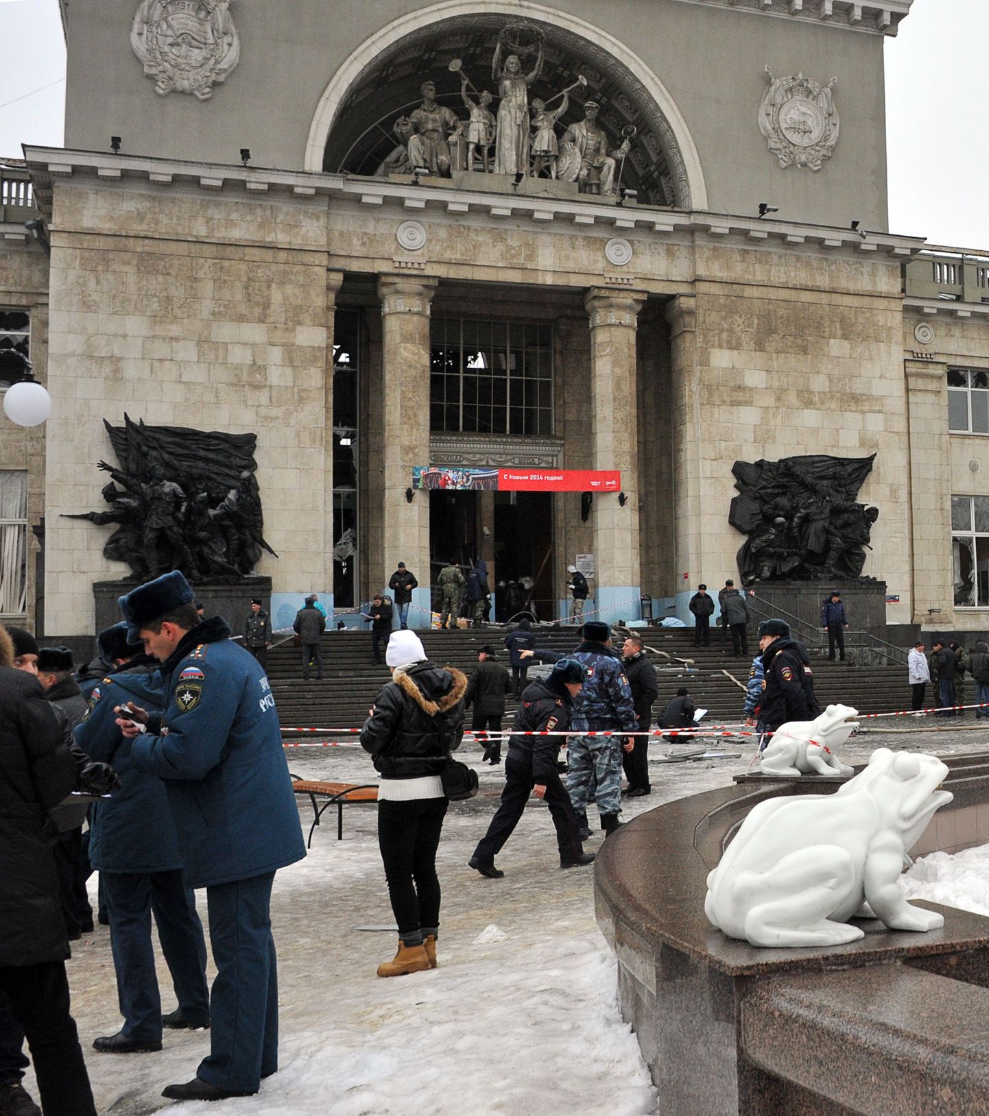 Vene politseinikud Volgogradi raudteejaama hoone juures.