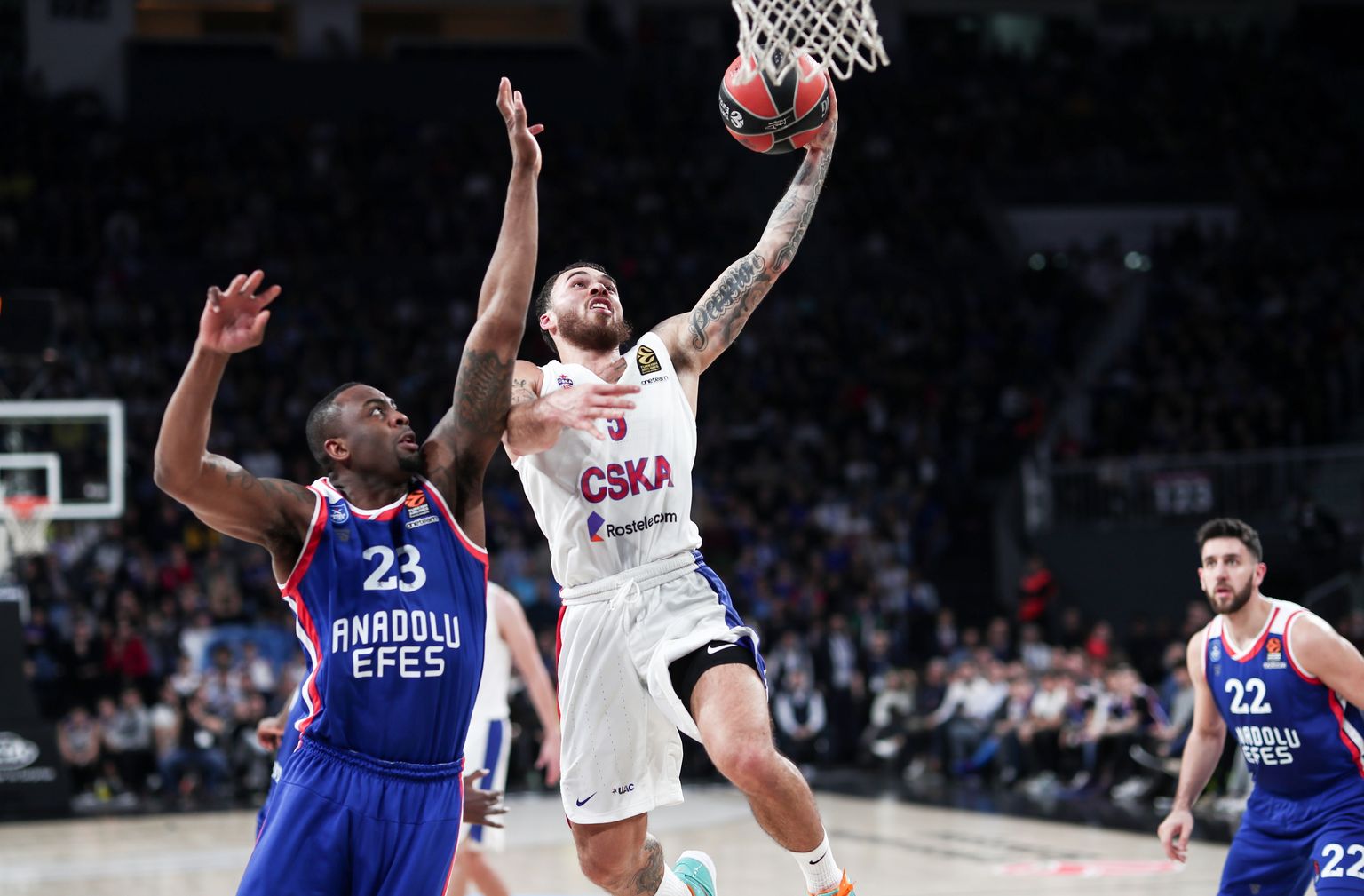 Mike James (paremal) punktiarvet kasvatamas
