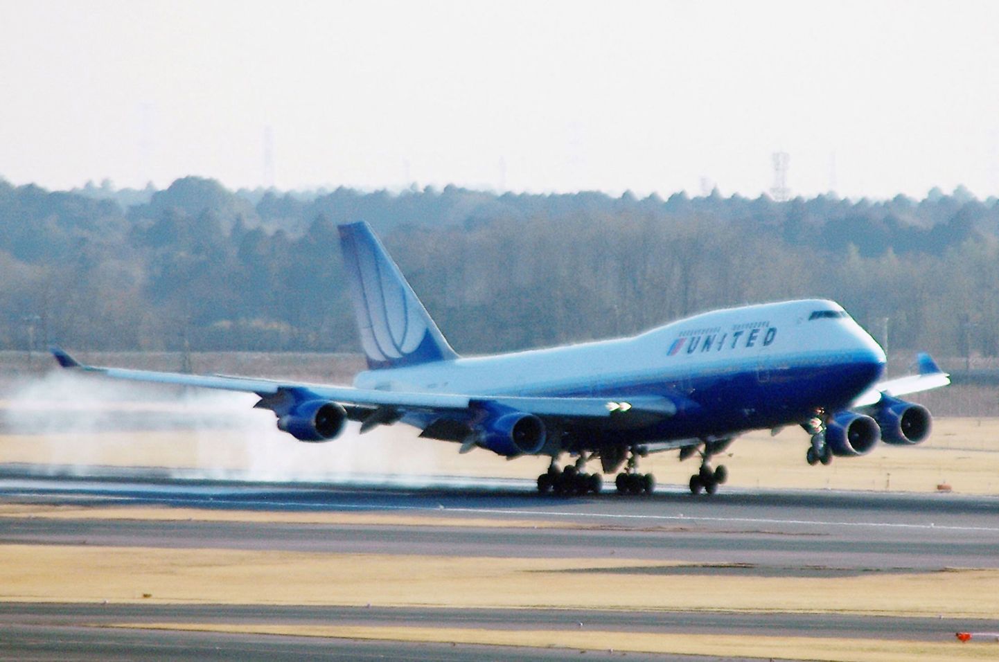 United Airlinesi reisilennuk maandumas Narita lennujaamas.