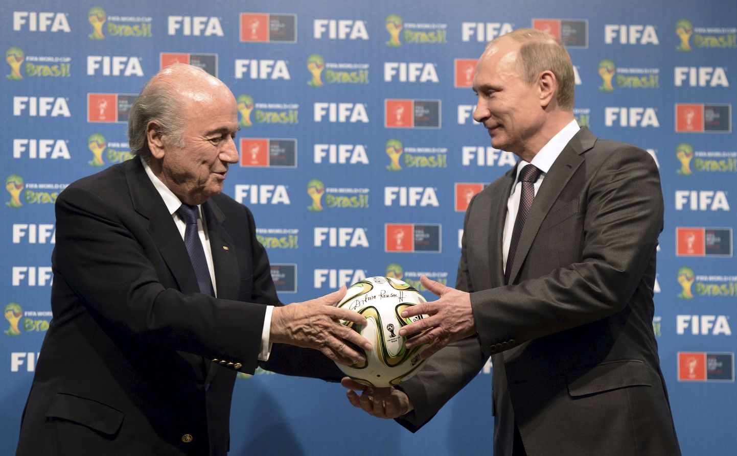 FIFA president Sepp Blatter andis möödunud suvel Venemaa presidendile Vladimir Putinile sümboolselt üle 2018. aasta jalgpalli maailmameistrivõistluste korraldamise õiguse.