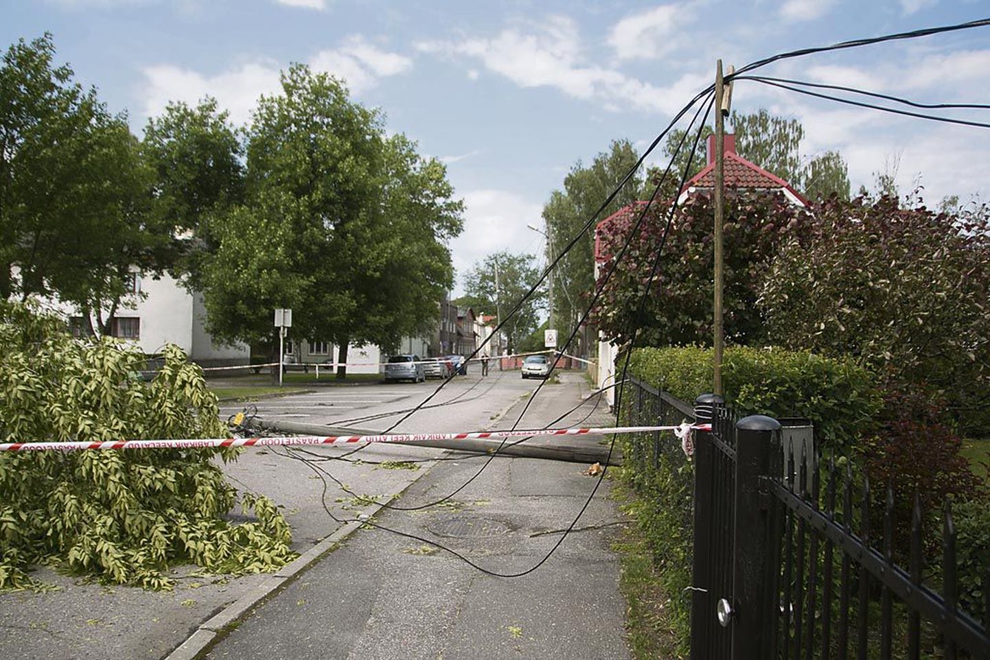 Murdunud puu ja elektripost sulgesid laupäeval Pärnus Roosi tänava. Tee oli tormimurru tõttu suletud veel eilegi.