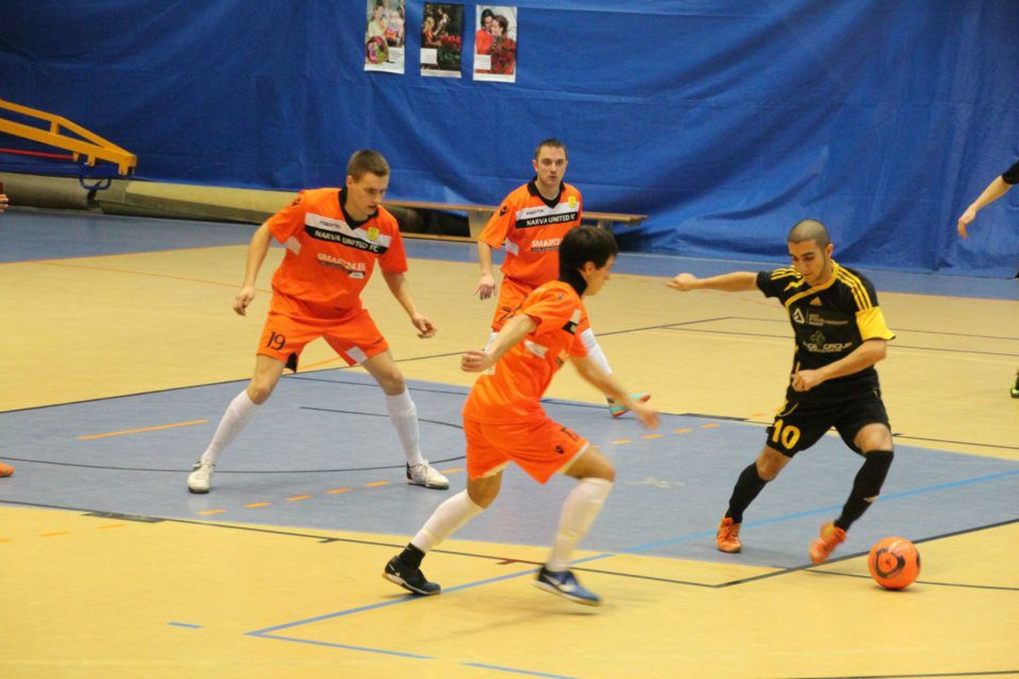 Матч с участием Narva United (в оранжевой форме).