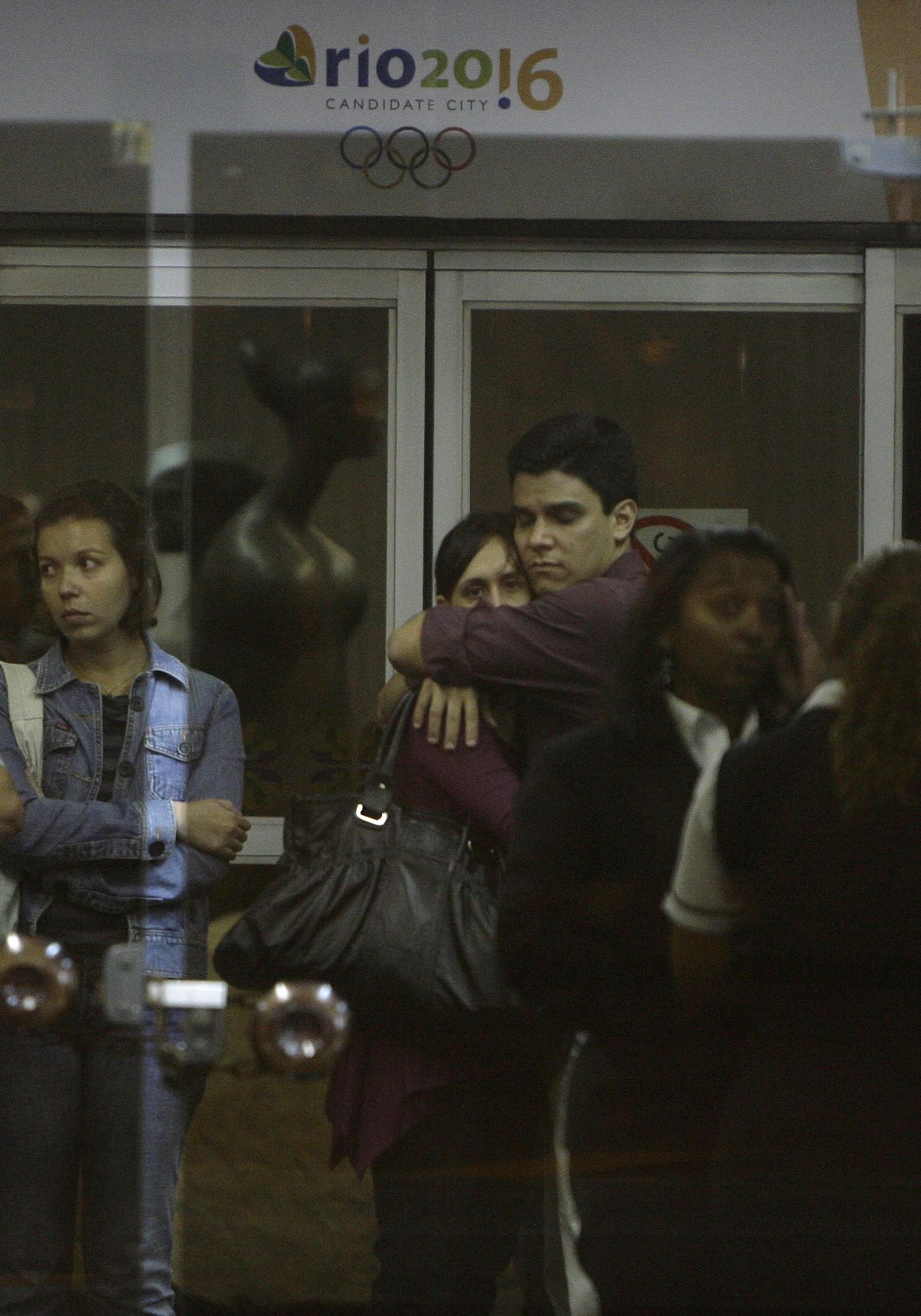 Brasiilias kuulutati välja lein. Fotol sugulased ja sõbrad  Rio de Janeiro Tom Jobimi lennujaamas Air France`i lennul 447 olnute kohta teateid ootamas