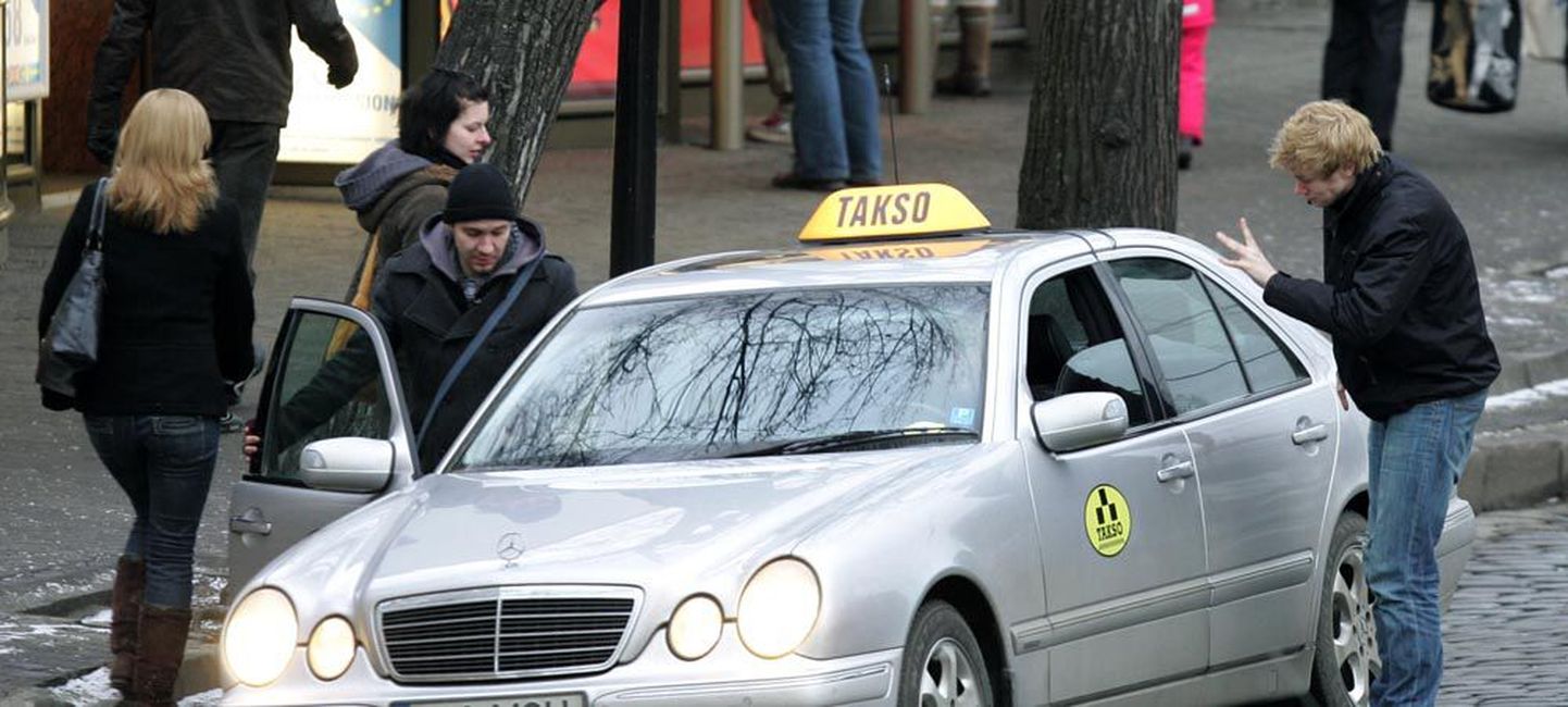Transpordiameti andmetel on taksode arv pealinnas viimaste aastatega pea kaks korda kahanenud. Pildil saab klient taksole Viru tänaval.