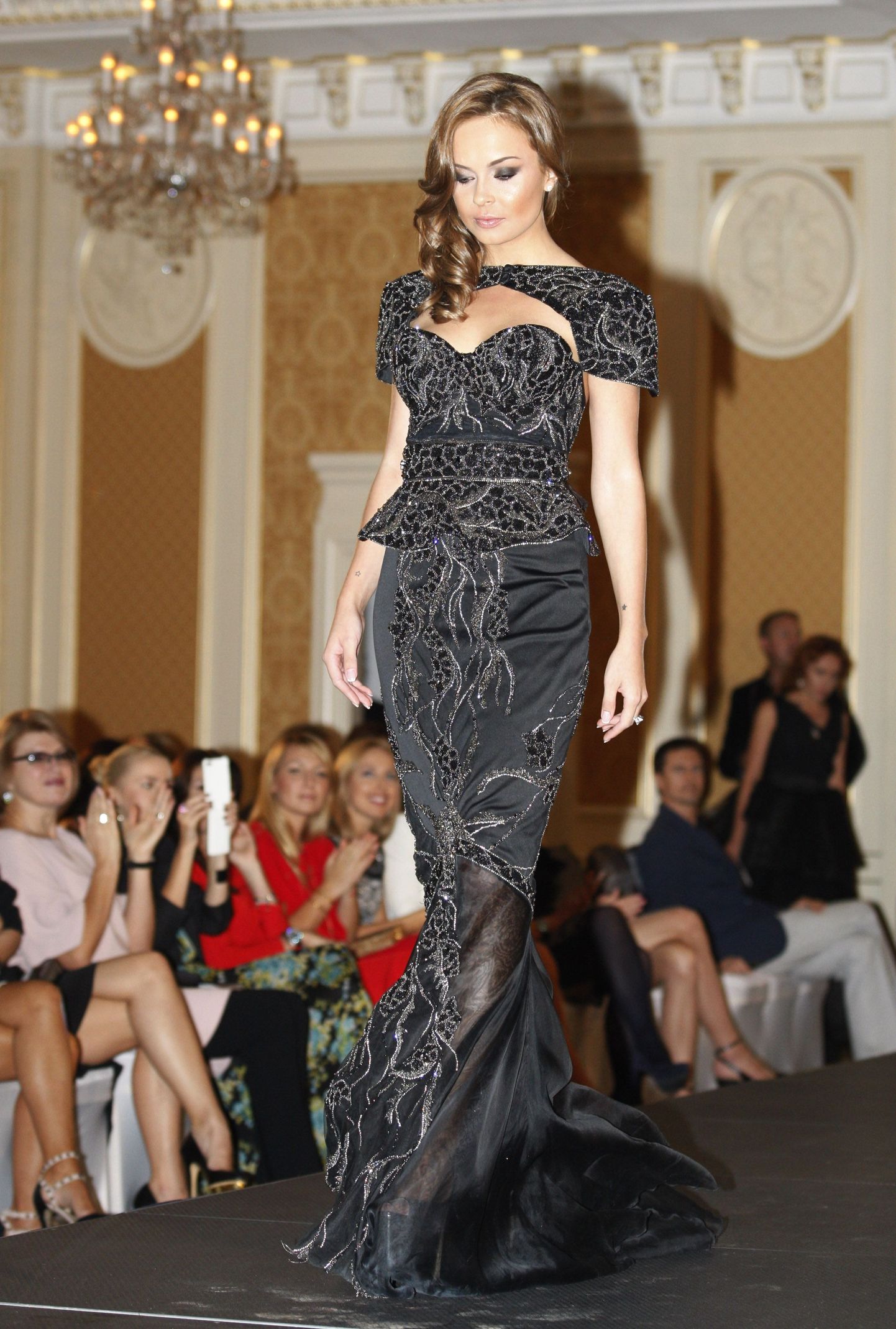 Kiievis esitletud kleit maksab 5,7 miljonit dollarit ja seda ehivad mustad teemandid