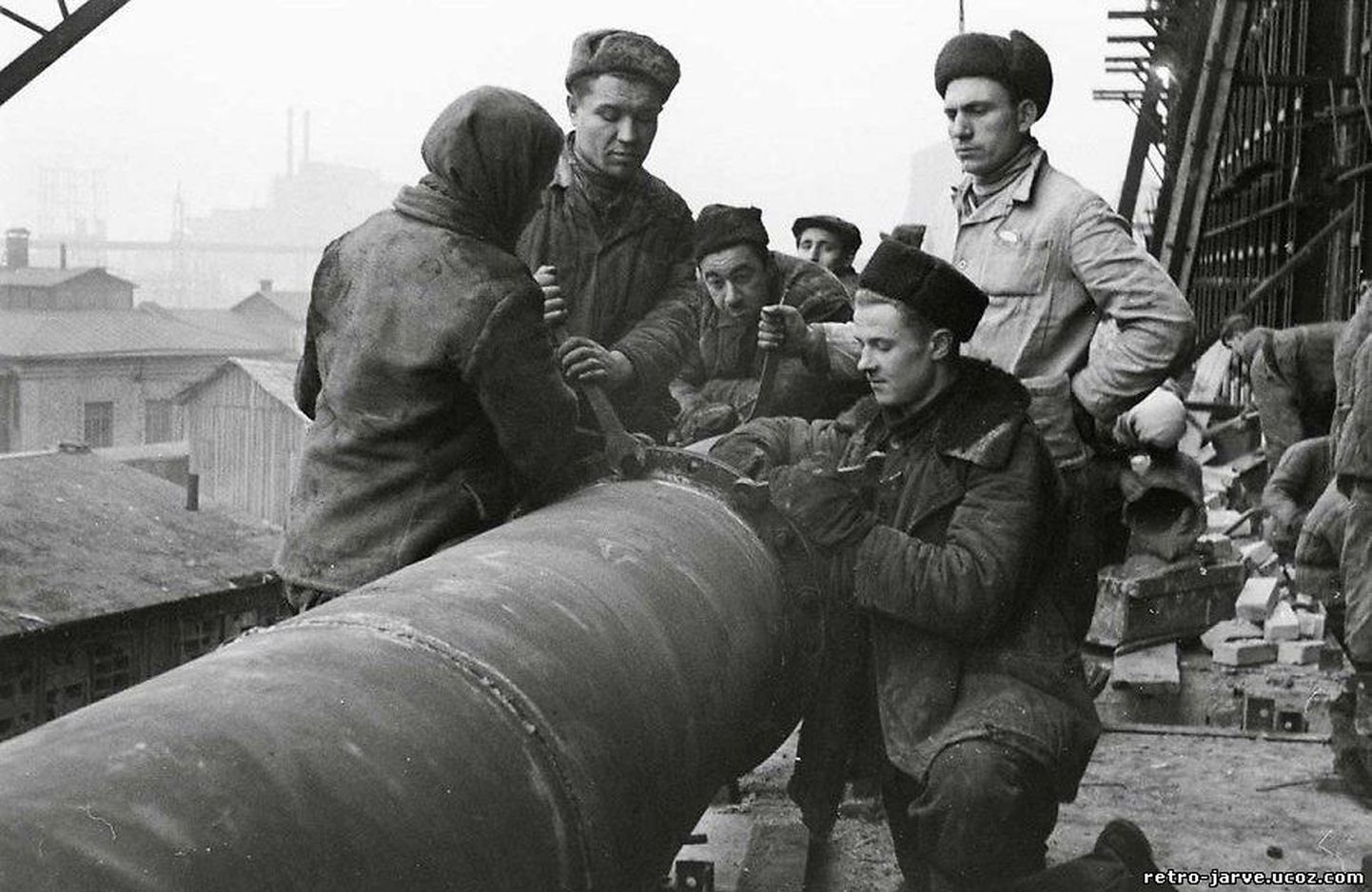 «Монтаж газопровода». В 1948 году начата доставка в Ленинград бытового газа, произведенного на новом сланцеперерабатывающем комбинате. (Автор неизвестен)