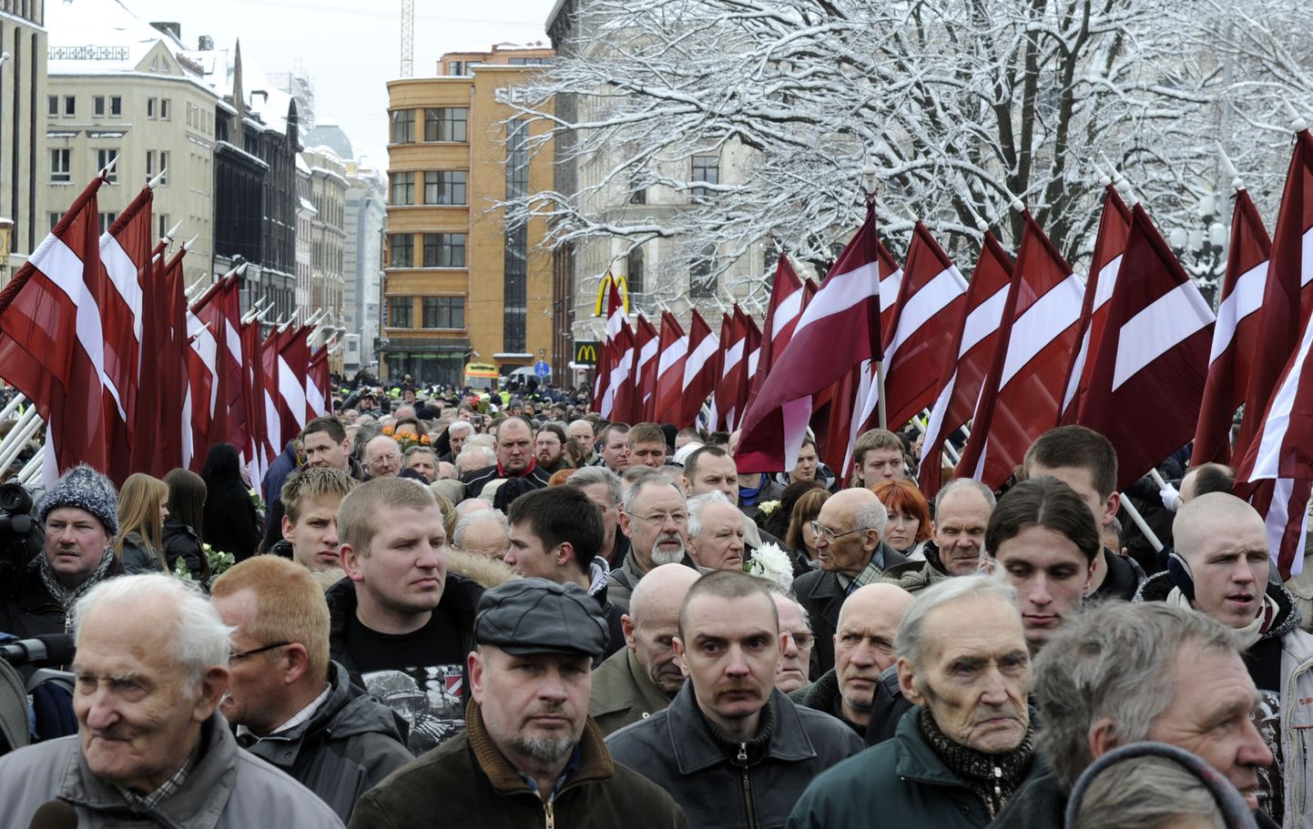 Demonstratsioon Läti lippudega
