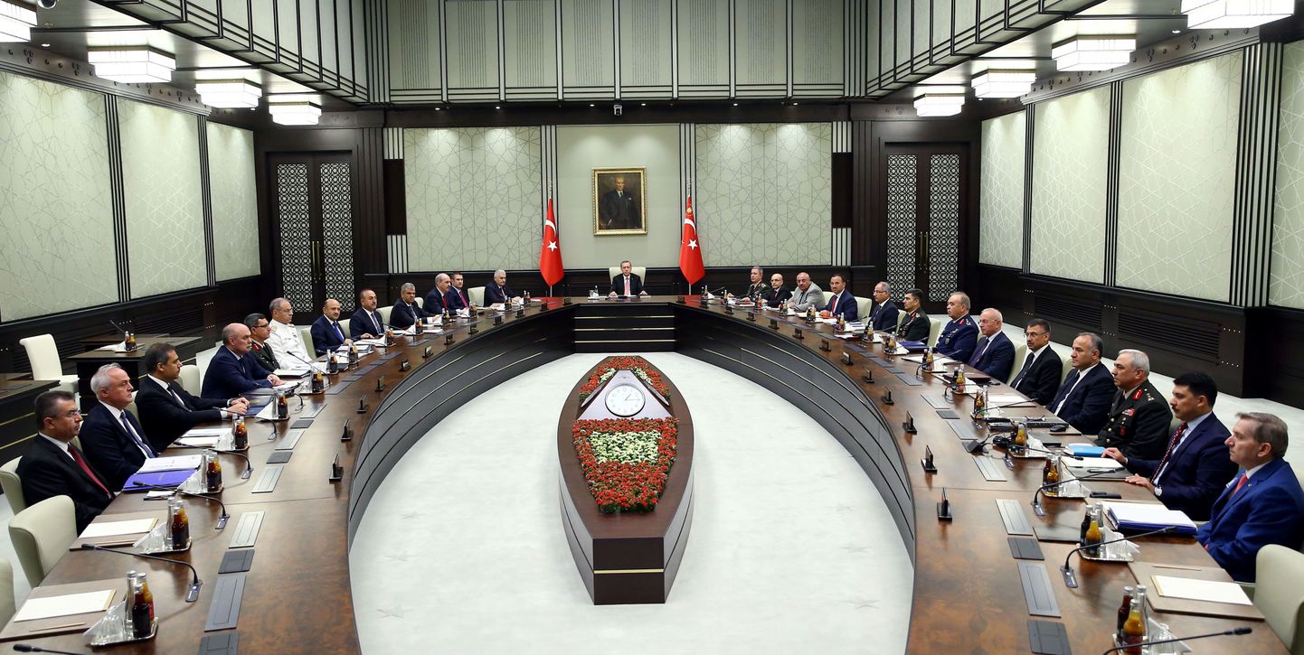 Riikliku julgeolekunõukogu kohtumine presidendipalees.