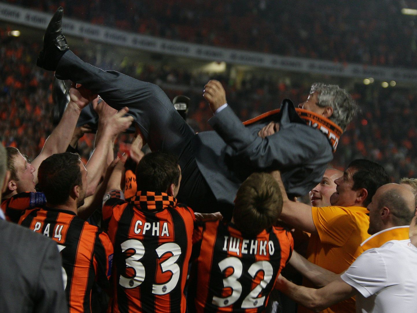Футболисты "Шахтера" поздравляют главного тренера Мирчу Луческу с победой ("Донбас Арена", 2010).