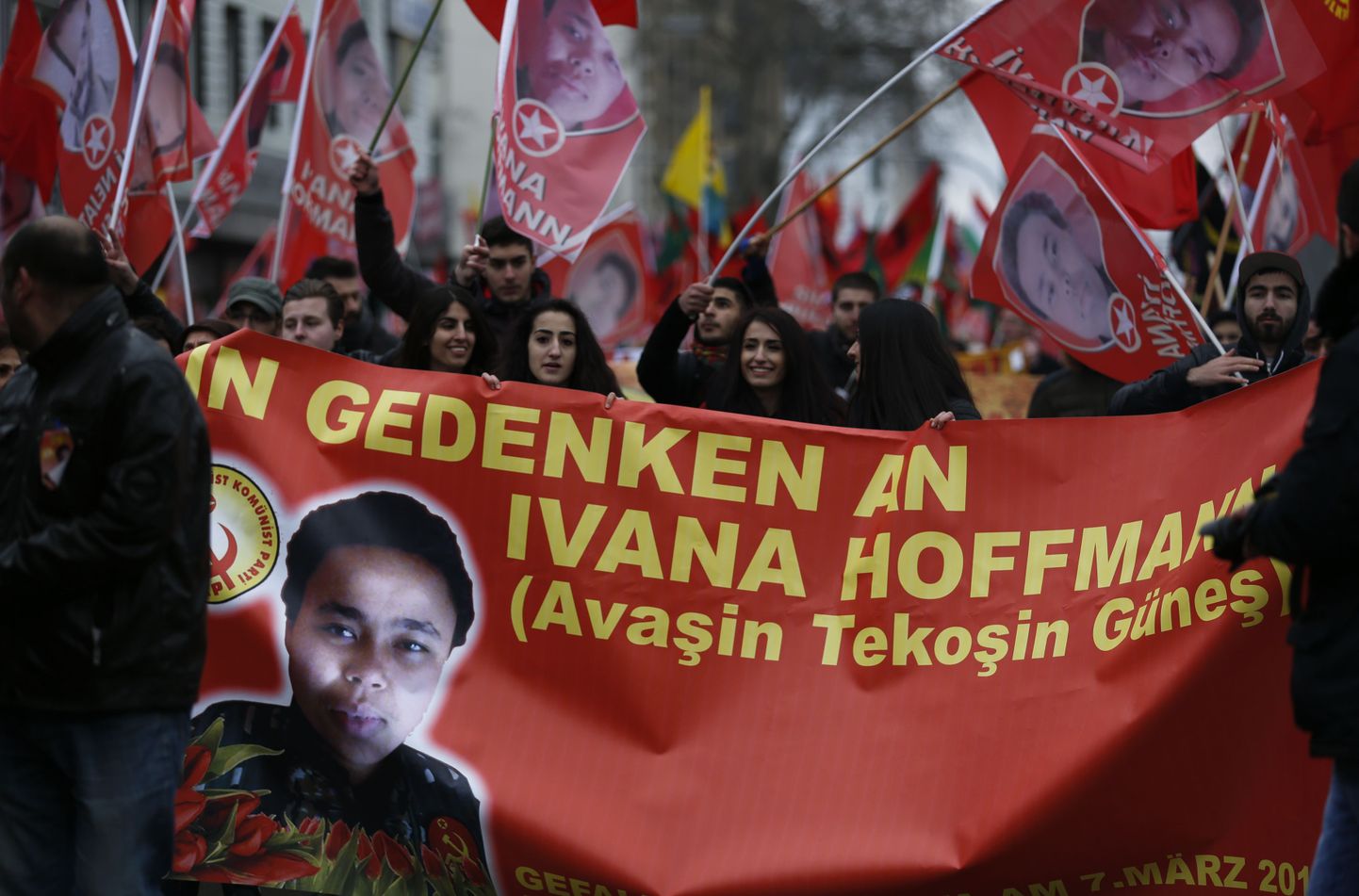 Saksamaal kogunes kurdide poolel võidelnud naise matustele tuhandeid.