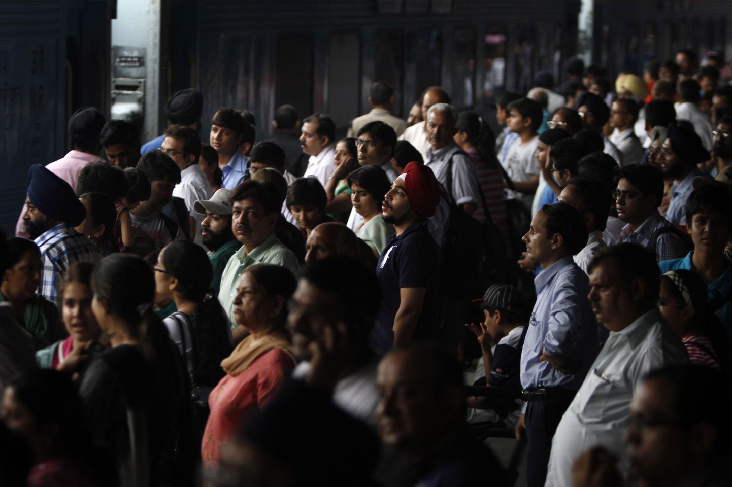 Пассажиры в Нью-Дели ждут восстановления электроснабжения.
