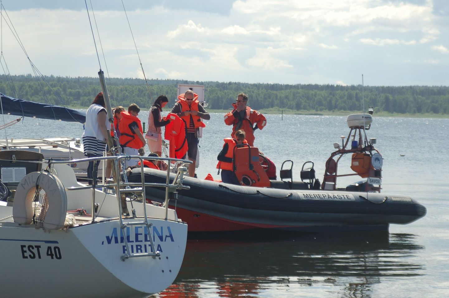 Käsmu vabatahtlikud  merepäästjad riietasid sõidule soovijad päästevestidesse ja viisid merele.