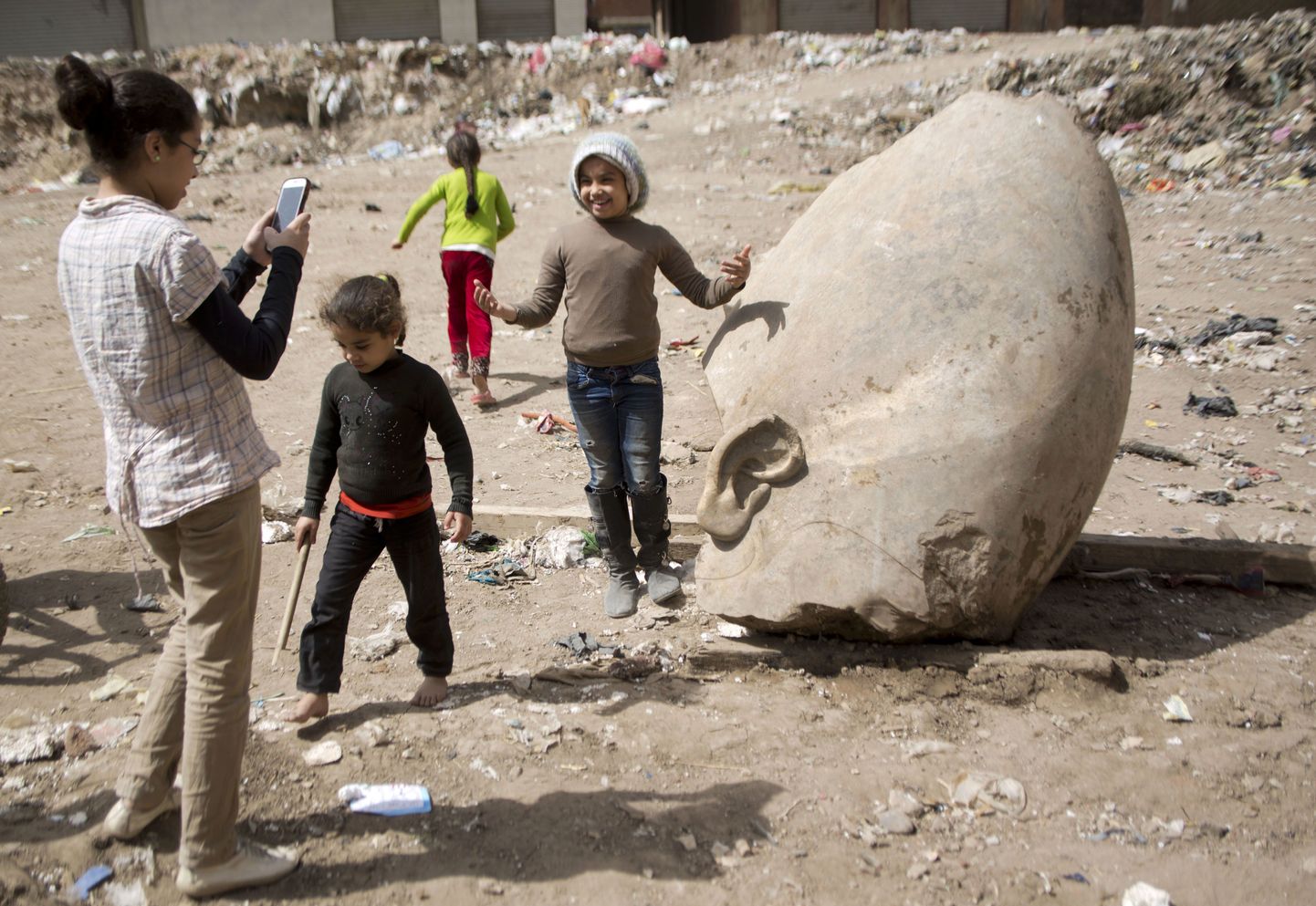 Lapsed poseerimas Ramses II kuju juures.