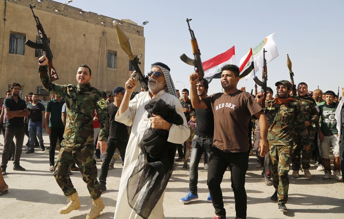 Tuhanded vabatahtlikud on liitunud Iraagi armeega, võitlemaks riiki ründavate äärmuslastega.