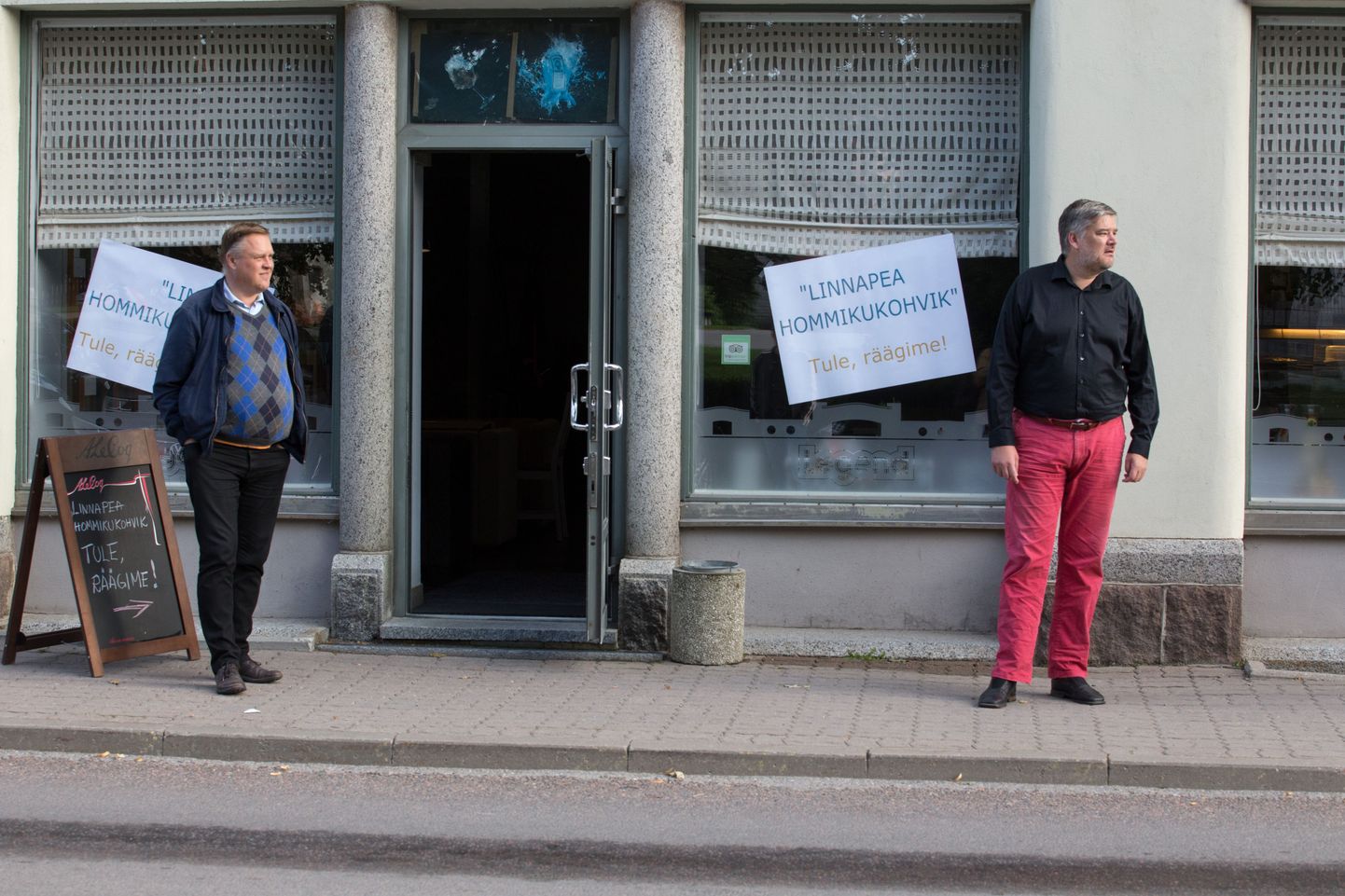 "Astuge sisse, räägime!" Nii kutsus linnapeakandidaat Harri Juhani Aaltonen viljandlasi kolmapäeva hommikul Legendi kohvikusse.