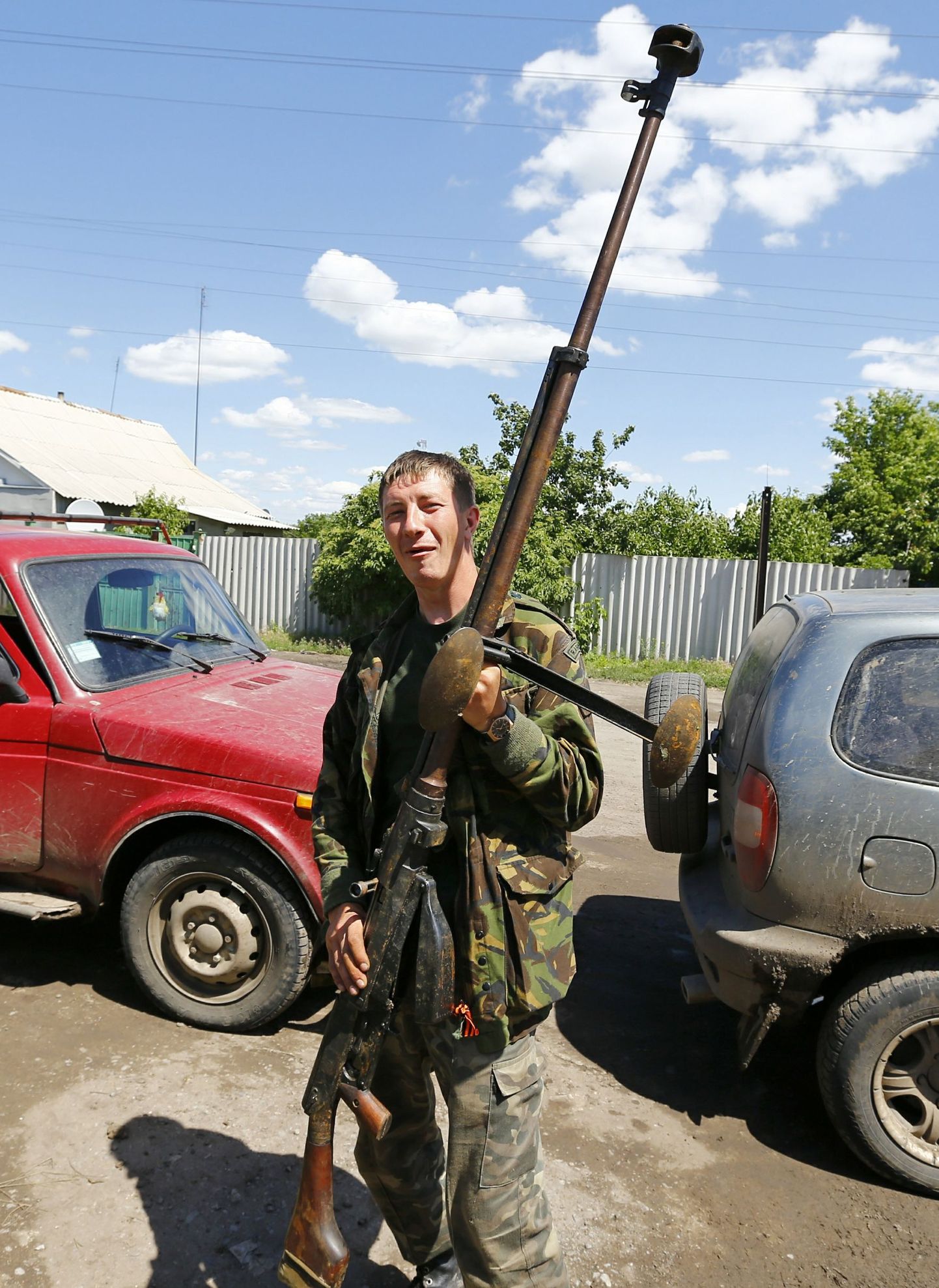 Venemeelne separatist demonstreerib oma relvastust Donetski oblastis.
