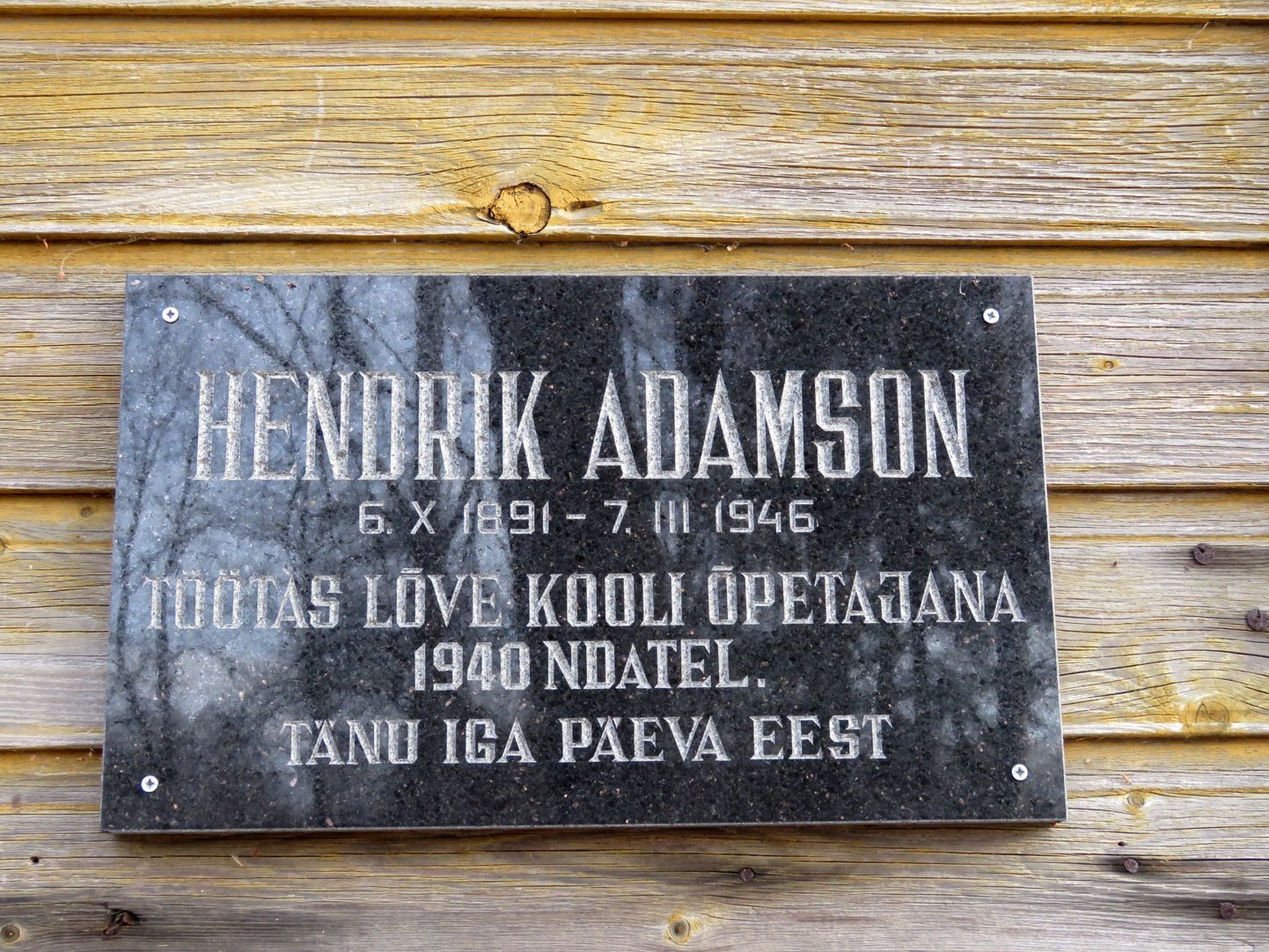Lõve kooli endiste õpilaste initsiatiivil on valminud mälestustahvel Hendrik Adamsonile.