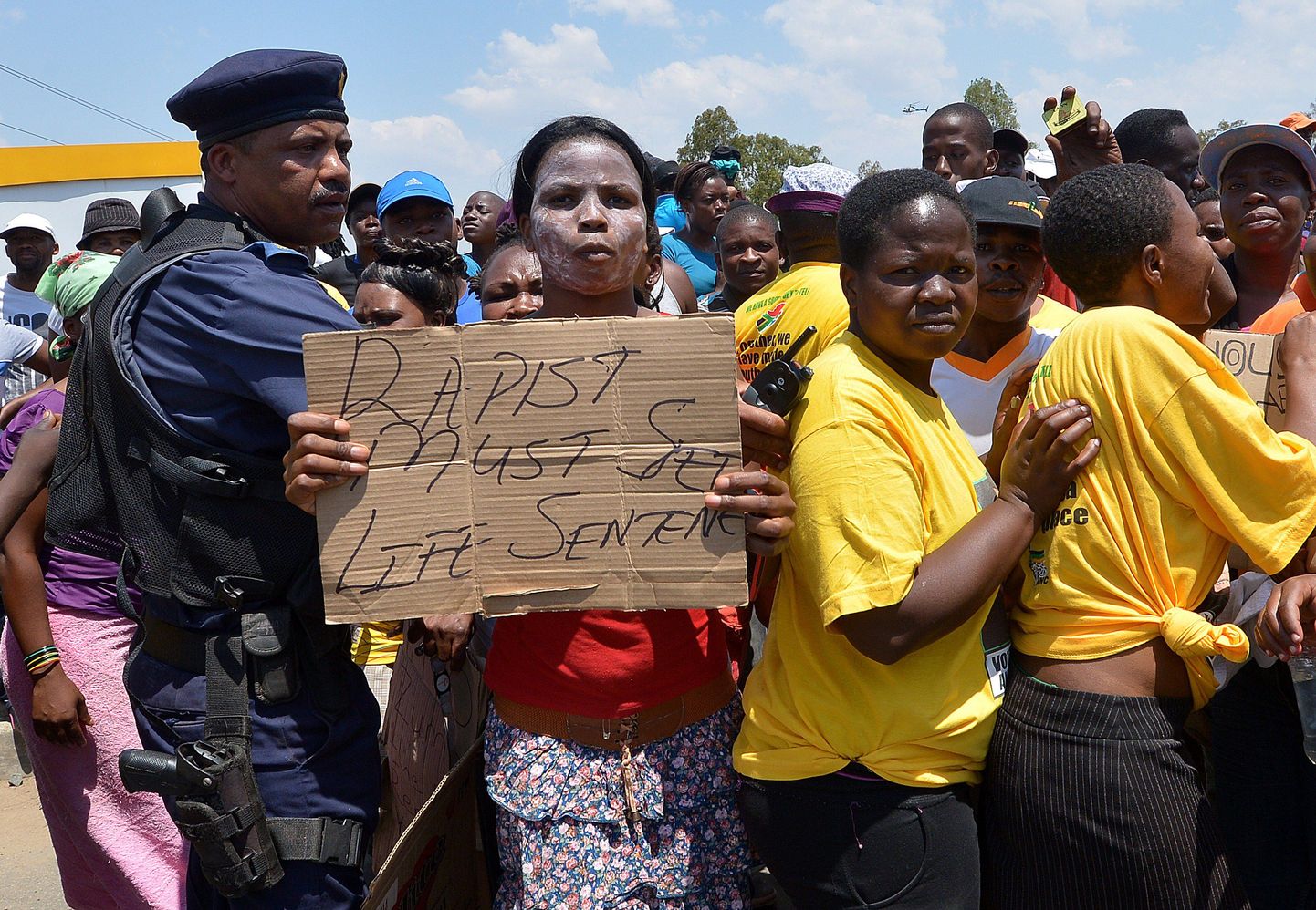 Vägistajatele eluaegset vanglakaristust nõudev meeleavaldaja Johannesburgis.