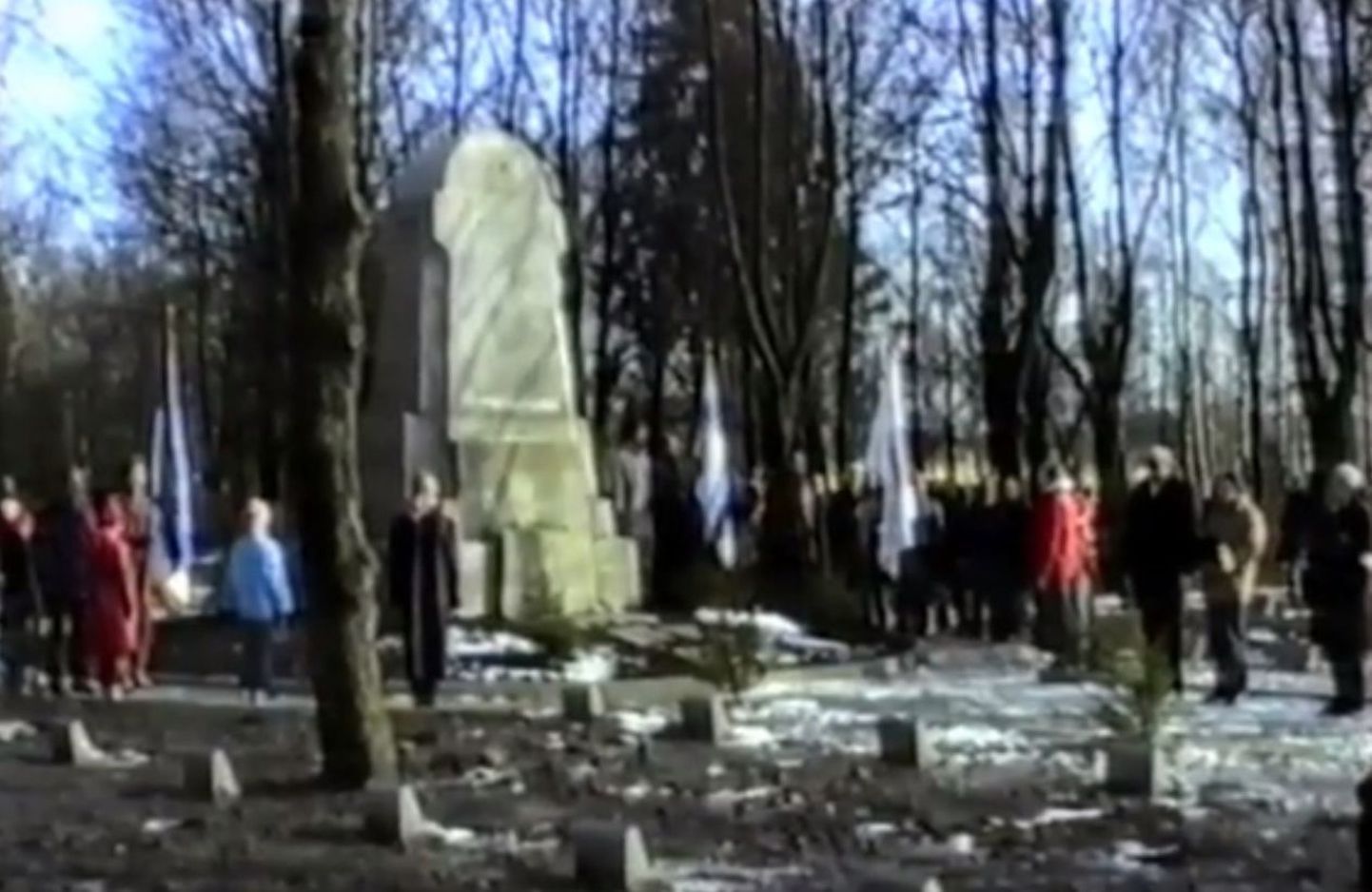 Eesti iseseisvuspäeval Vabadussõjas langenute mälestussamba juures Pärnus aastal 1992.