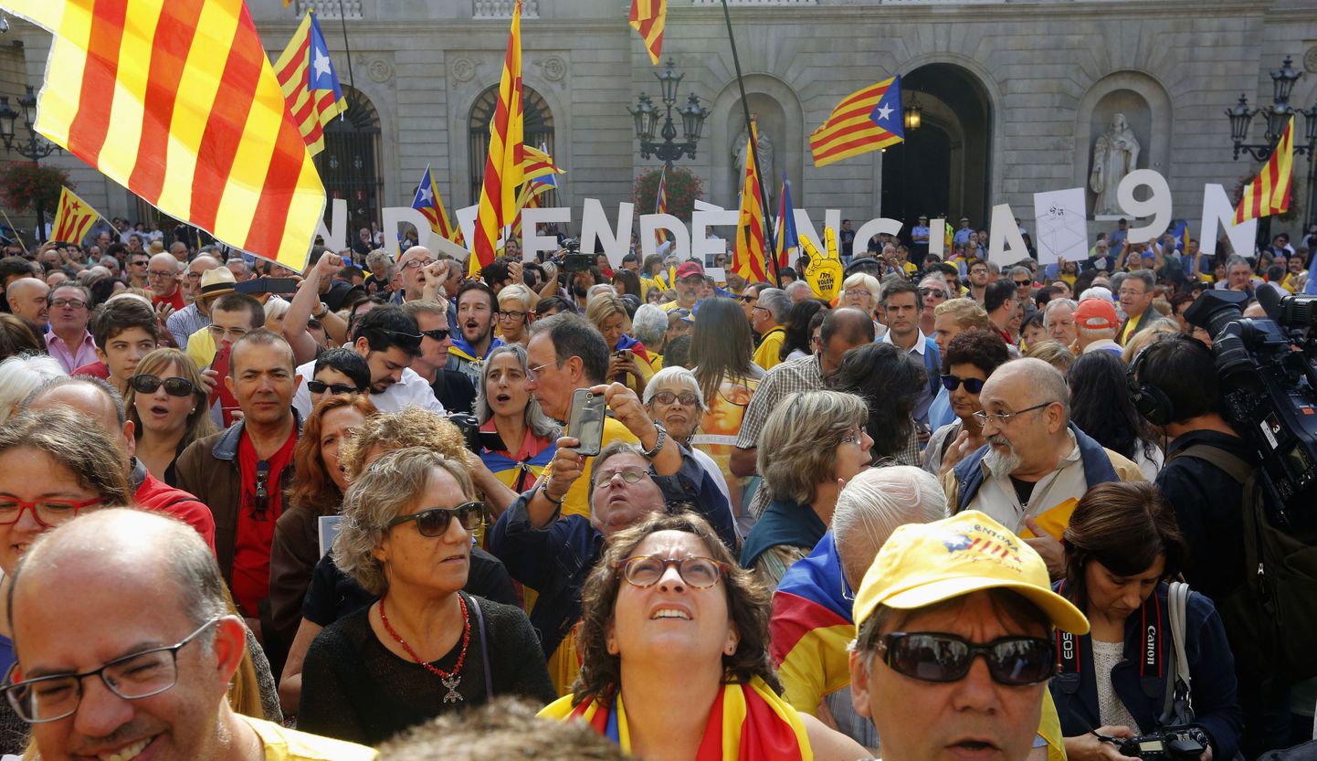 Kataloonia iseseivuse pooldajad täna Barcelonas Palau de la Generalitati ehk valitsuspalee ees.