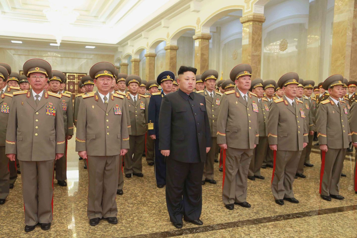 Põhja-Korea diktaator Kim Jong-un (ees keskel) avaldab austust oma vanaisale Kim Il-sungile ja isale Kim Jong-ilile Kumsusani Päikesepalees.