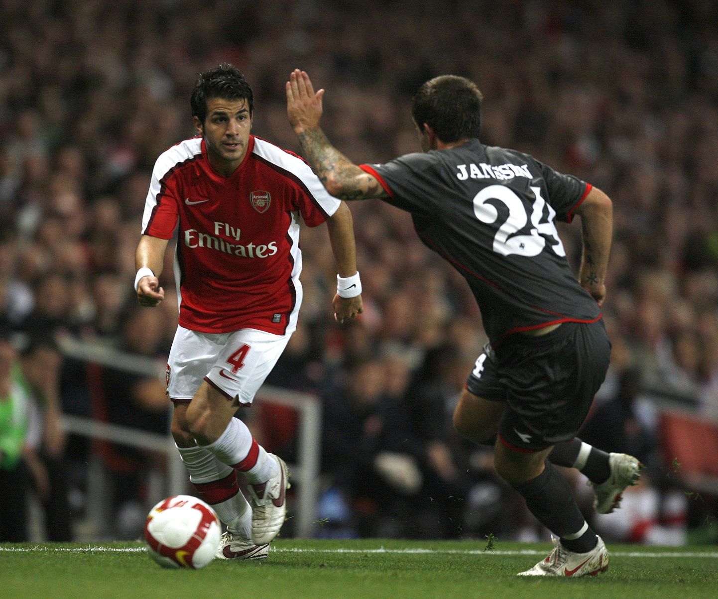 Londoni Arsenali poolkaitsja Cesc Fabregas (vasakul).