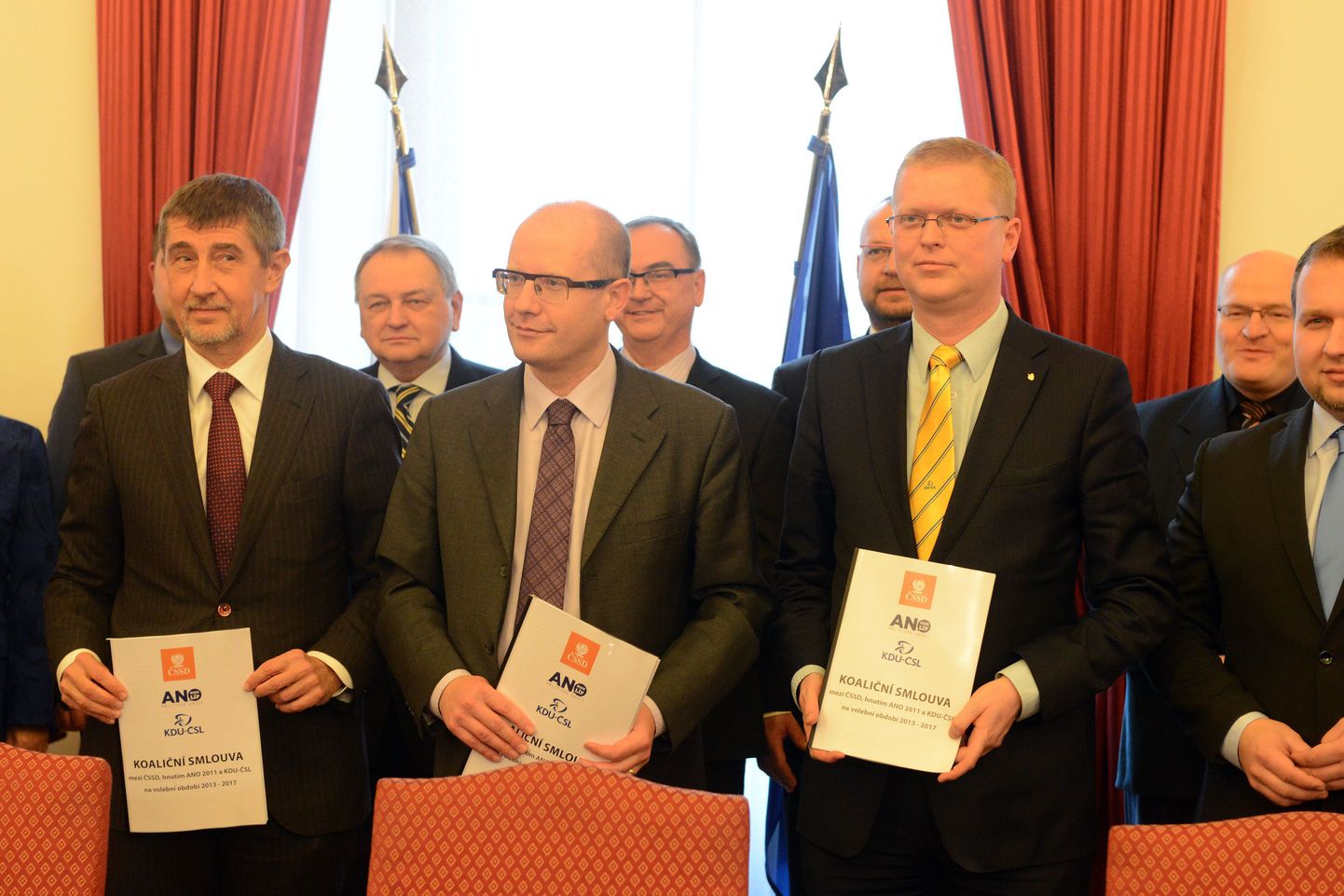 (paremalt) Tšehhi kristlike demokraatide esimees Pavel Belobradek, sotsiaaldemokraatliku erakonna juht Bohuslav Sobotka ja populistliku ANO juht Andrej Babis poseerisid pärast leppe allkirjastamist fotograafidele.