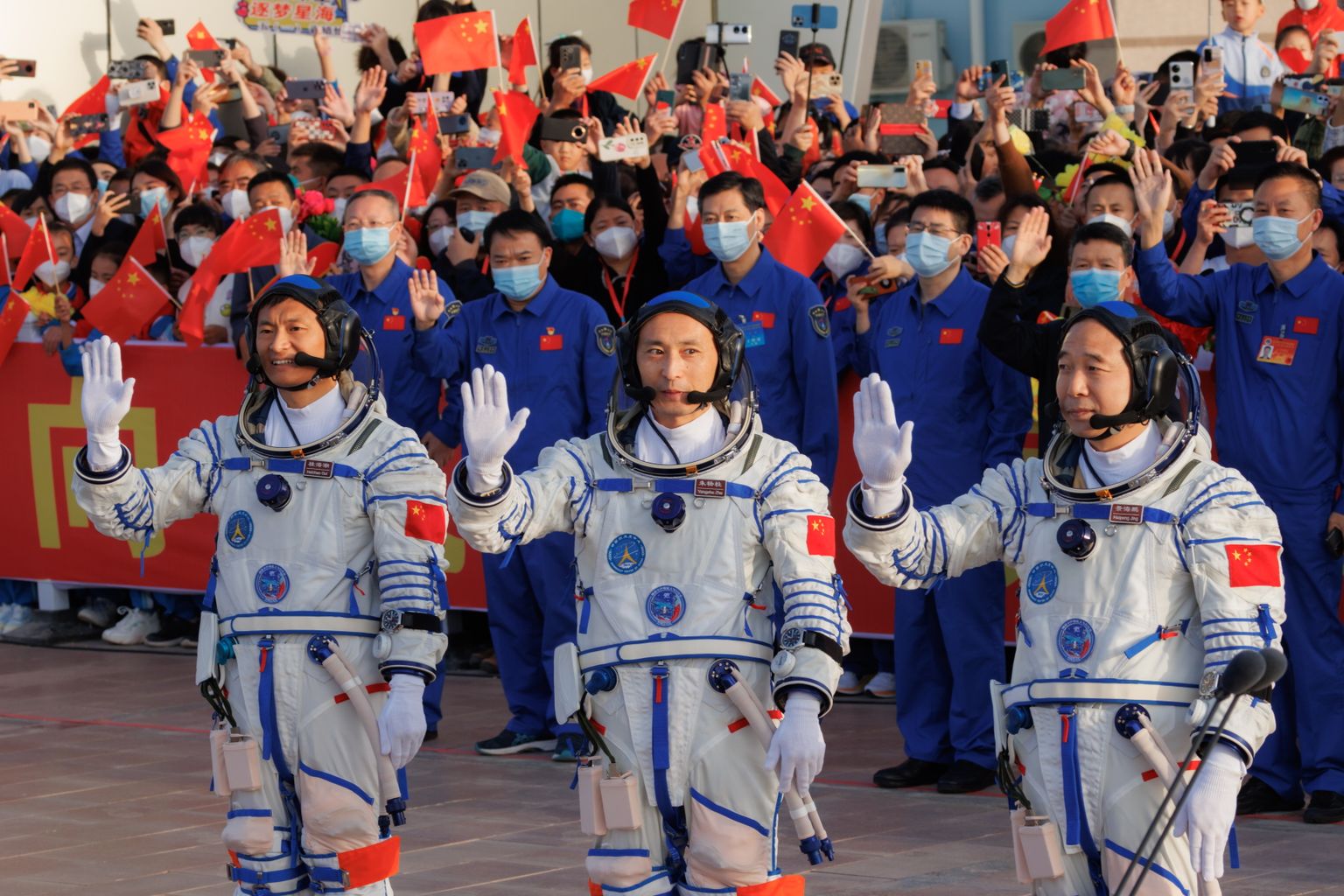 Vasakult taikonaudid Gui Haichao, Zhu Yangzhu ja Jing Haipeng