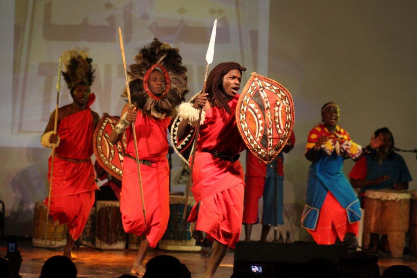 Baltica Sangaste maapäevale tulijaid võtavad vastu eksootilised esinejad Keeniast. Folkloorirühm Sanalimu tutvustab Aafrika rahvaste laule ja tantse.