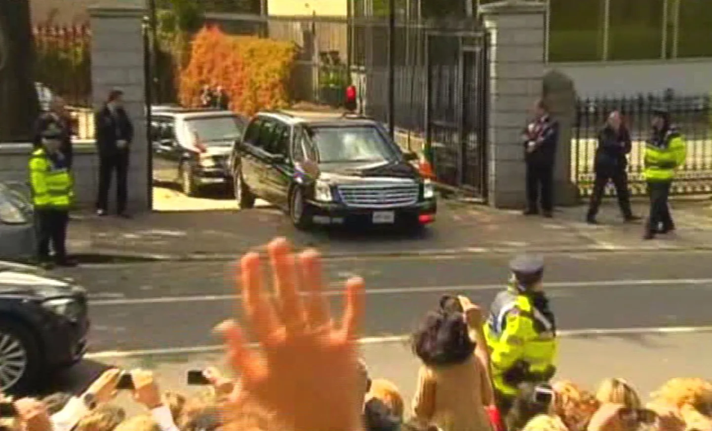 President Barack Obama ametiauto jäi Dublinis asuva USA suursaatkonna väravatest välja sõites rambi külge kinni