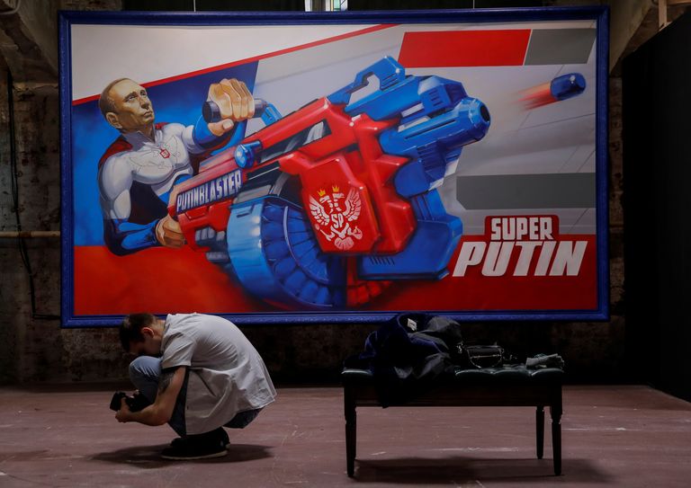 Moskvas näeb näitust, kus Venemaa presidenti Vladimir Putinit on kujutatud superkangelasena