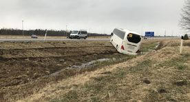 Mäos sõitis suur reisibuss kraavi