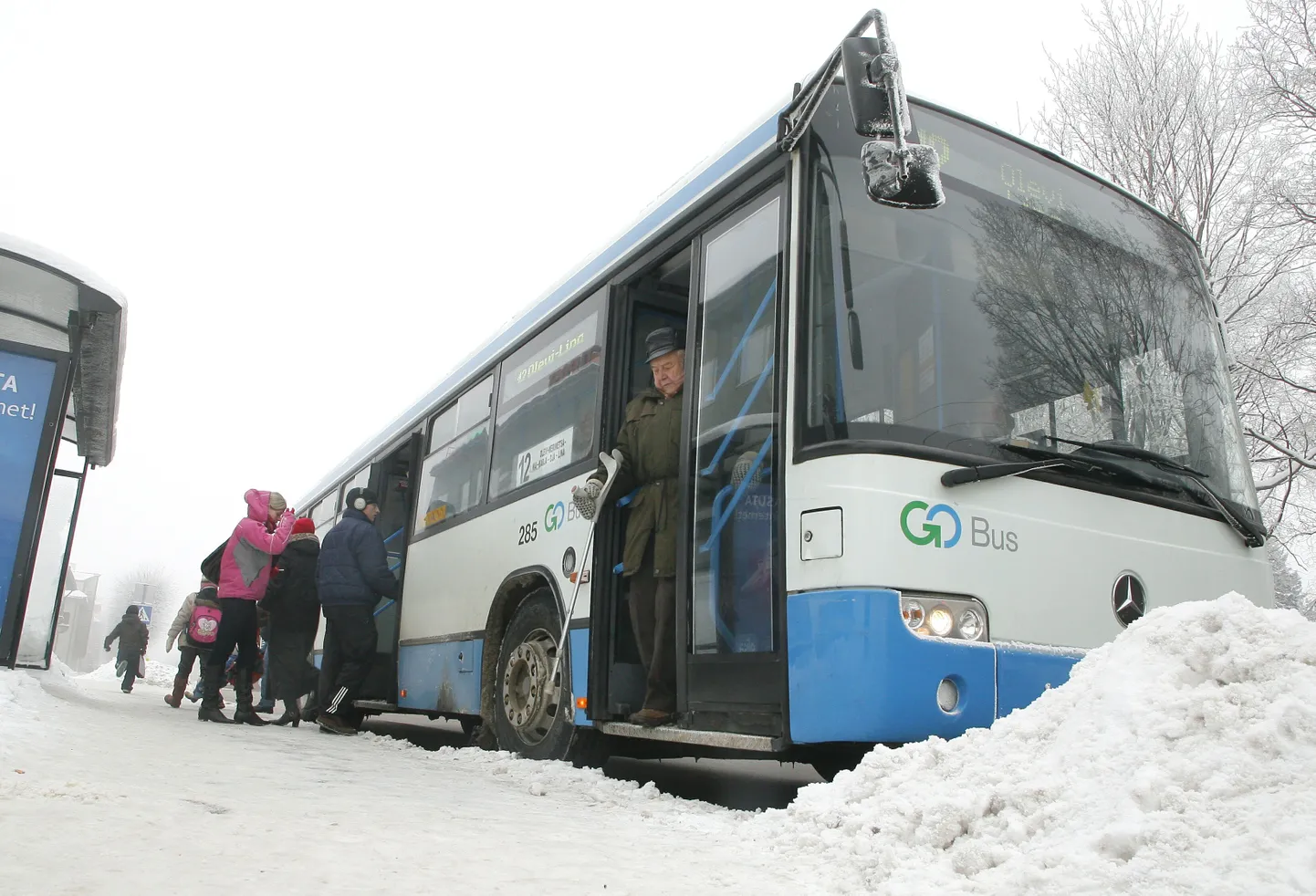 Pärnu linnabusside peatus postimaja ees.