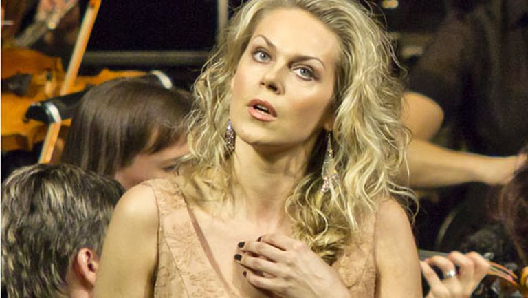 Dziedātāja Kristīne Opolais savā solokoncertā Latvijas Nacionālajā operā. Par šo koncertu viņa saņēma "Lielo Mūzikas balvu 2011" 
