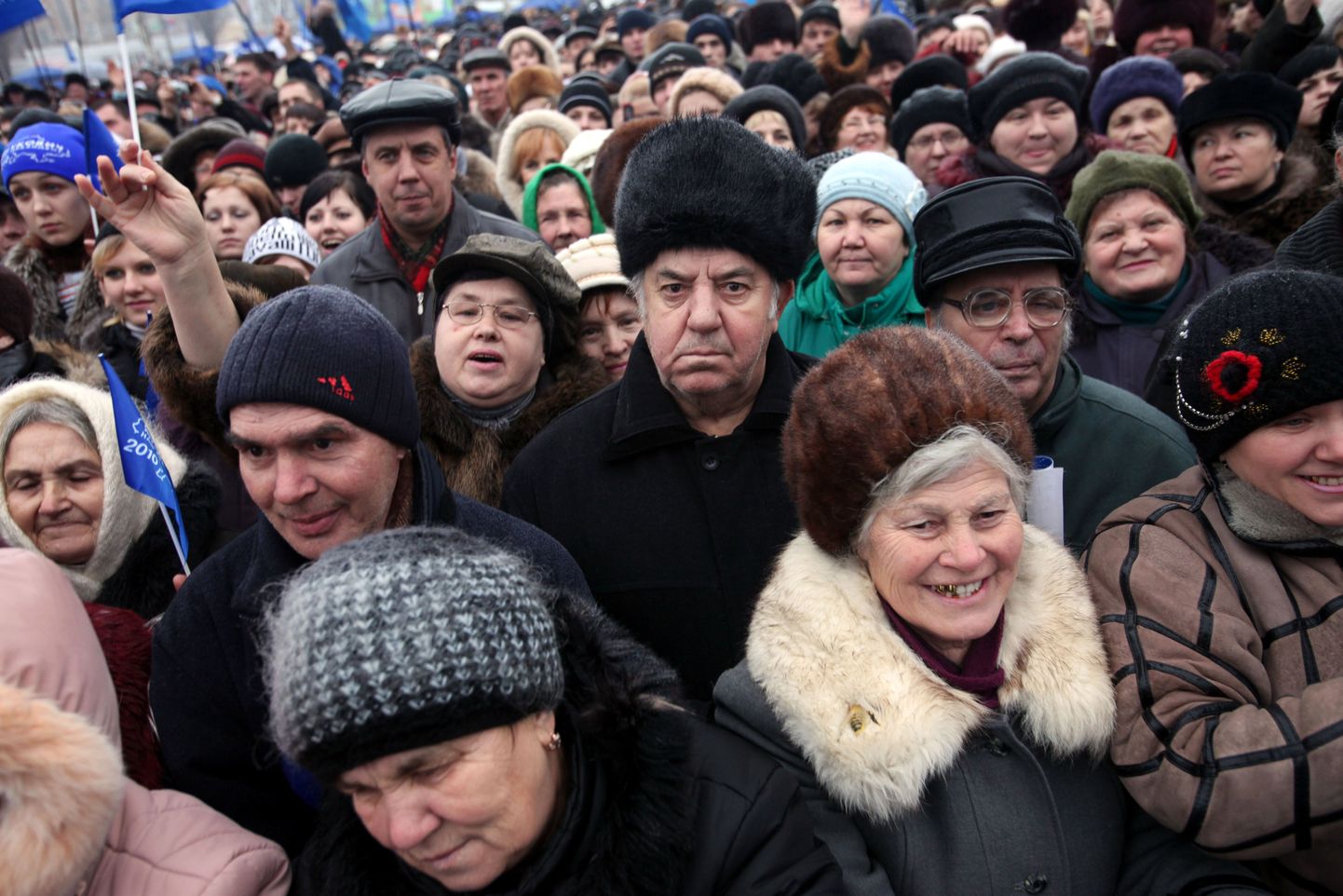 Сторонники лидера Партии регионов Виктора Януковича на одном из предвыборных мероприятий.