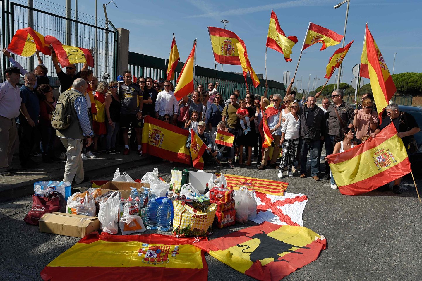 Hispaania ühtsust pooldavad inimesed tulid Guardia Civilile toetust avaldama ka Barcelona sadamasse, tuues teistest riigi piirkondadest toodud korrakaitsjatele kingiks ka toitu.