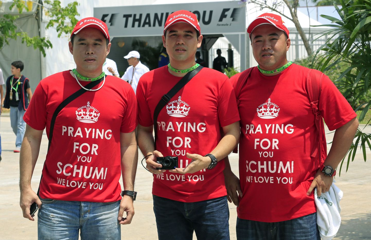 «Me palvetame sinu eest Schumi. Me armastame sind,» võis nädalavahetusel Malaisias lugeda vormelifännide särkidelt.