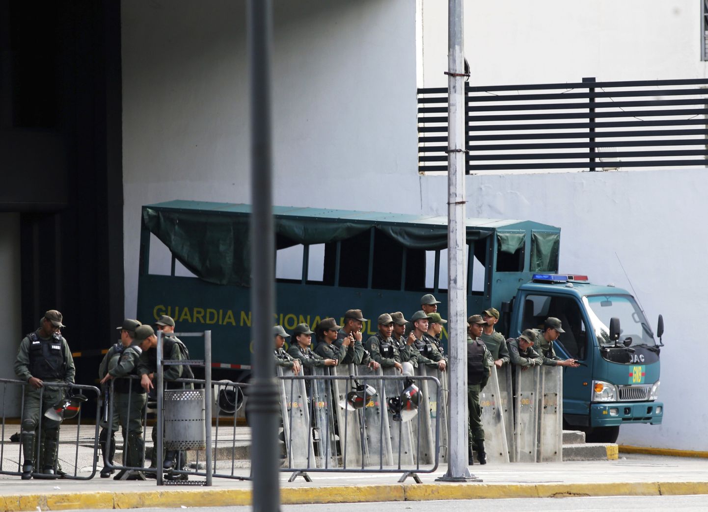 Venezuela sõjavägi prokuratuurihoonet ümbritsemas.