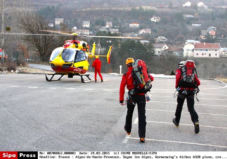 Prantsuse otsimismeeskond teel sündmuskohale. Helikopteritest laskusid nad õnnetuspaika rakmete abil.