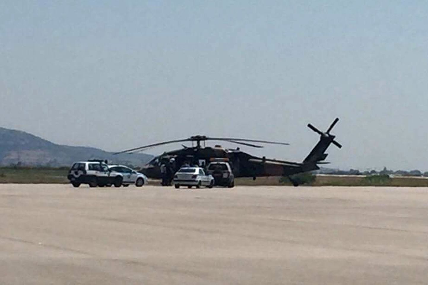Вертолет с турецкими мятежниками приземлился в Греции.