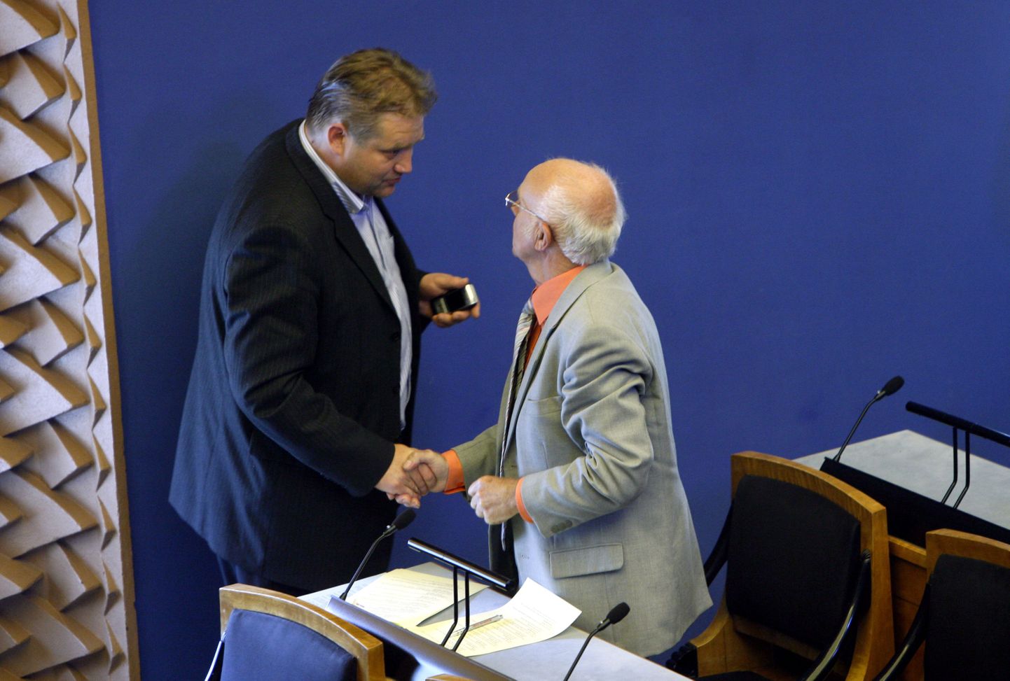 Kätt suruvad üksiksaadik Jaan Kundla ja sotsist endine rahandusminister ja ilmselt tulevane eurosaadik Ivari Padar.