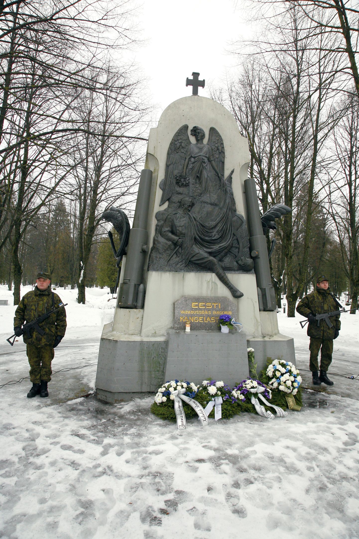 Tartu rahu 91. aastapäeva tähistamine Pärnus Alevi kalmistul Vabadussõjas hukkunute mälestussamba juures.