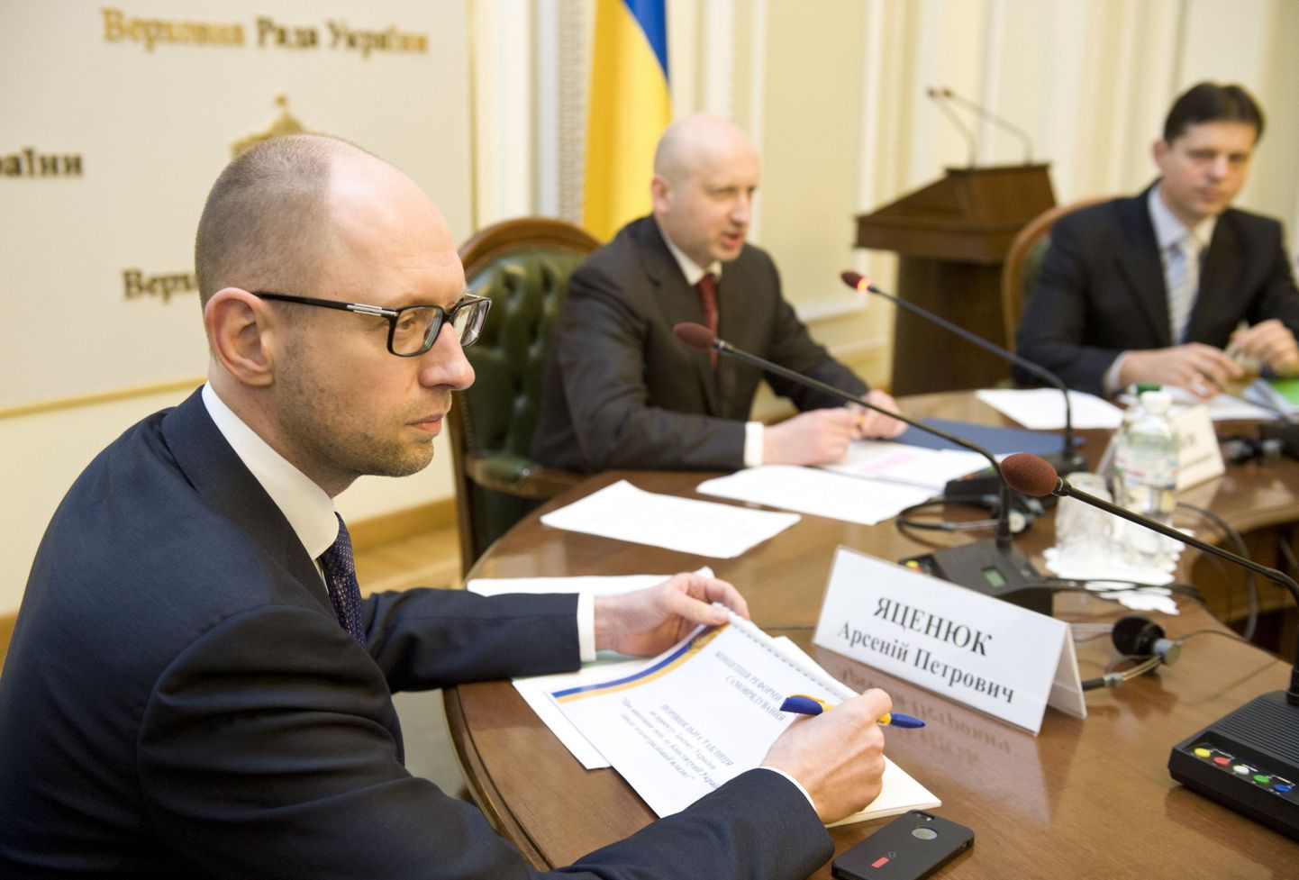 Ukraina peaminister Arseni Jatsenjuk (vasakul) ja presidendi kt Oleksandr Turtšõnov (keskel) 14. aprillil   siseasjade erikomisjoni nõupidamisel.