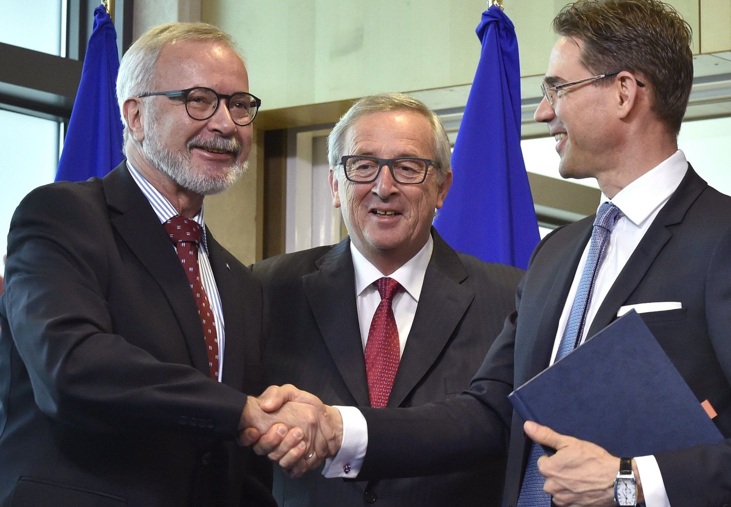 EIB president Werner Hoyer (v), Euroopa Komisjoni president Jean-Claude Juncker (k) ja Jyrki Katainen (p) eile pressikonverentsil investeerimisplaani tutvustamas.